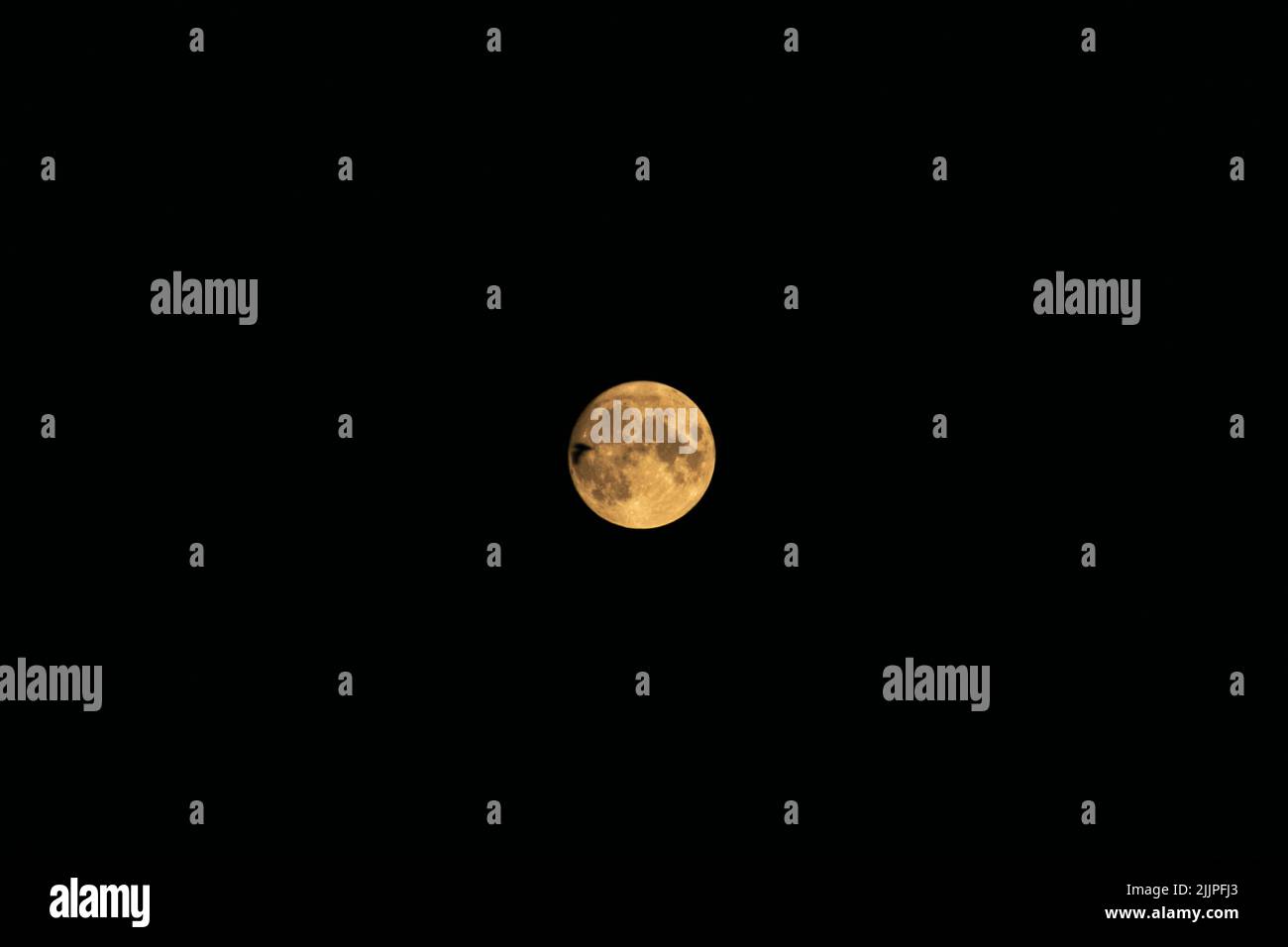 Eine Nahaufnahme des Mondes in der Nacht, isoliert im dunklen Hintergrund Stockfoto