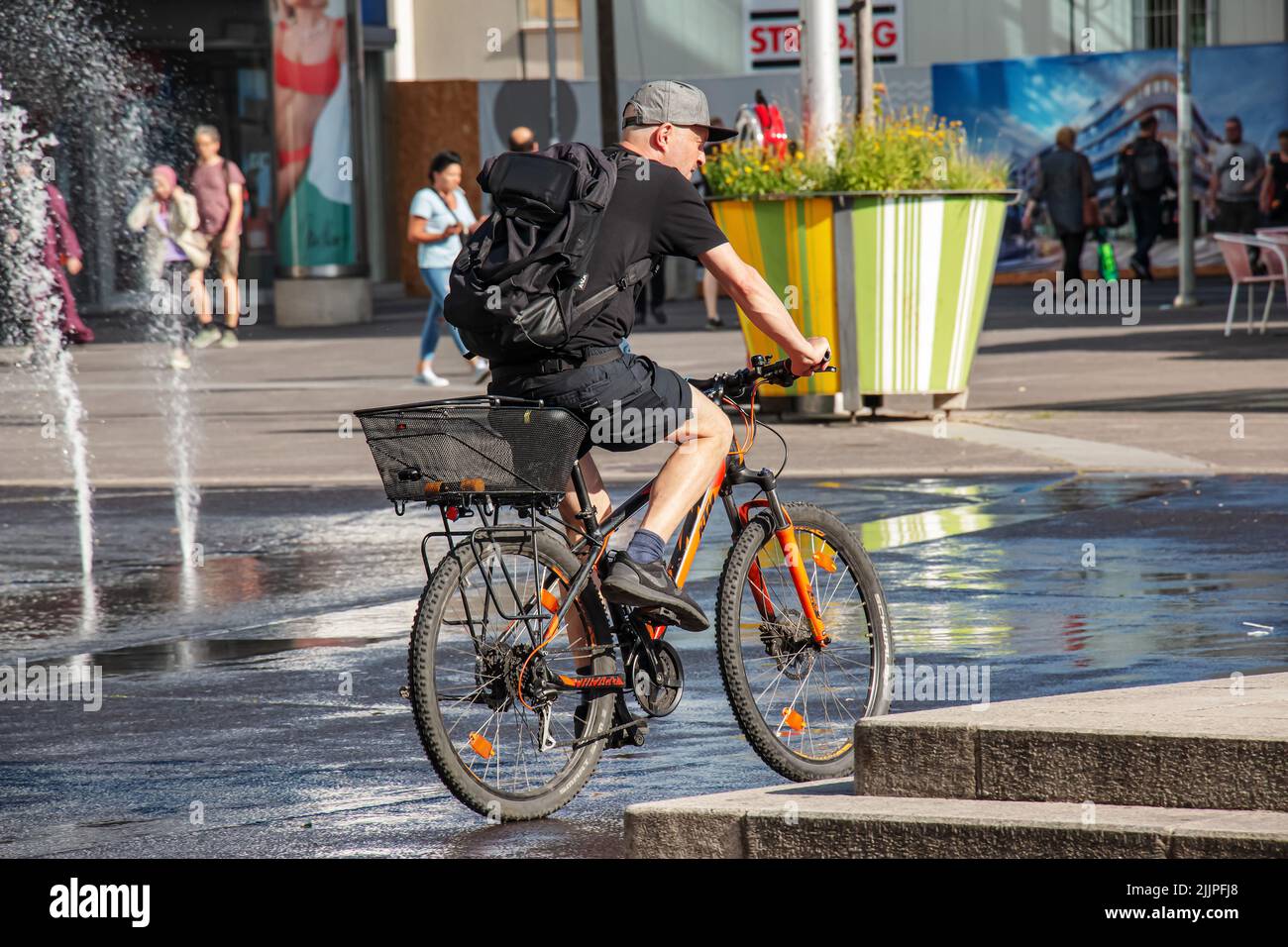 Wien, Österreich - 13. Juni 2022: Gesunder Lebensstil - ein Mann auf dem Fahrrad in der Straße von Wien Stockfoto