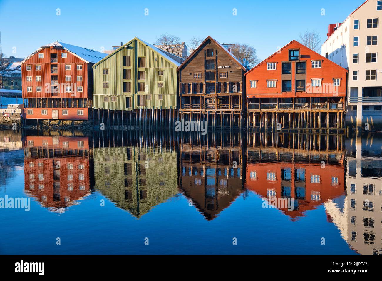 Eine wunderschöne Aufnahme von farbenfrohen Gebäuden in der Nähe der Docks am Nidaros River in Trondheim, Norwegen Stockfoto