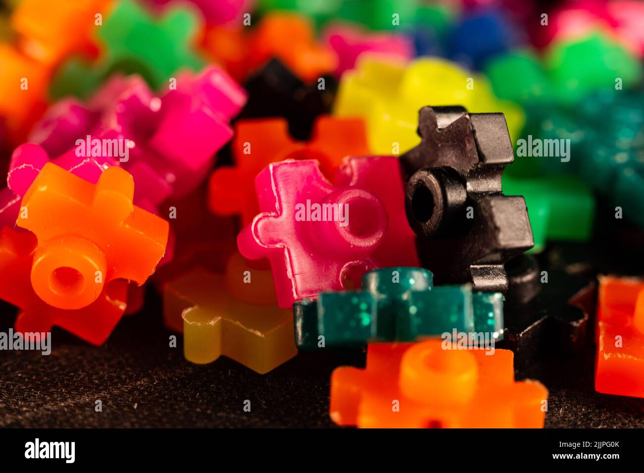 Eine Nahaufnahme der farbenfrohen Spielzeugstücke des Konstruktors Stockfoto