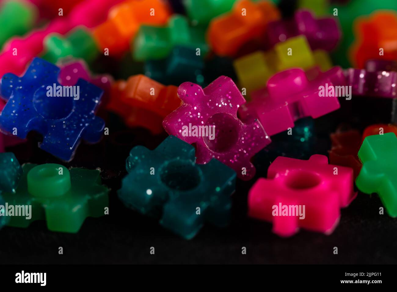 Eine Nahaufnahme der farbenfrohen Spielzeugstücke des Konstruktors Stockfoto