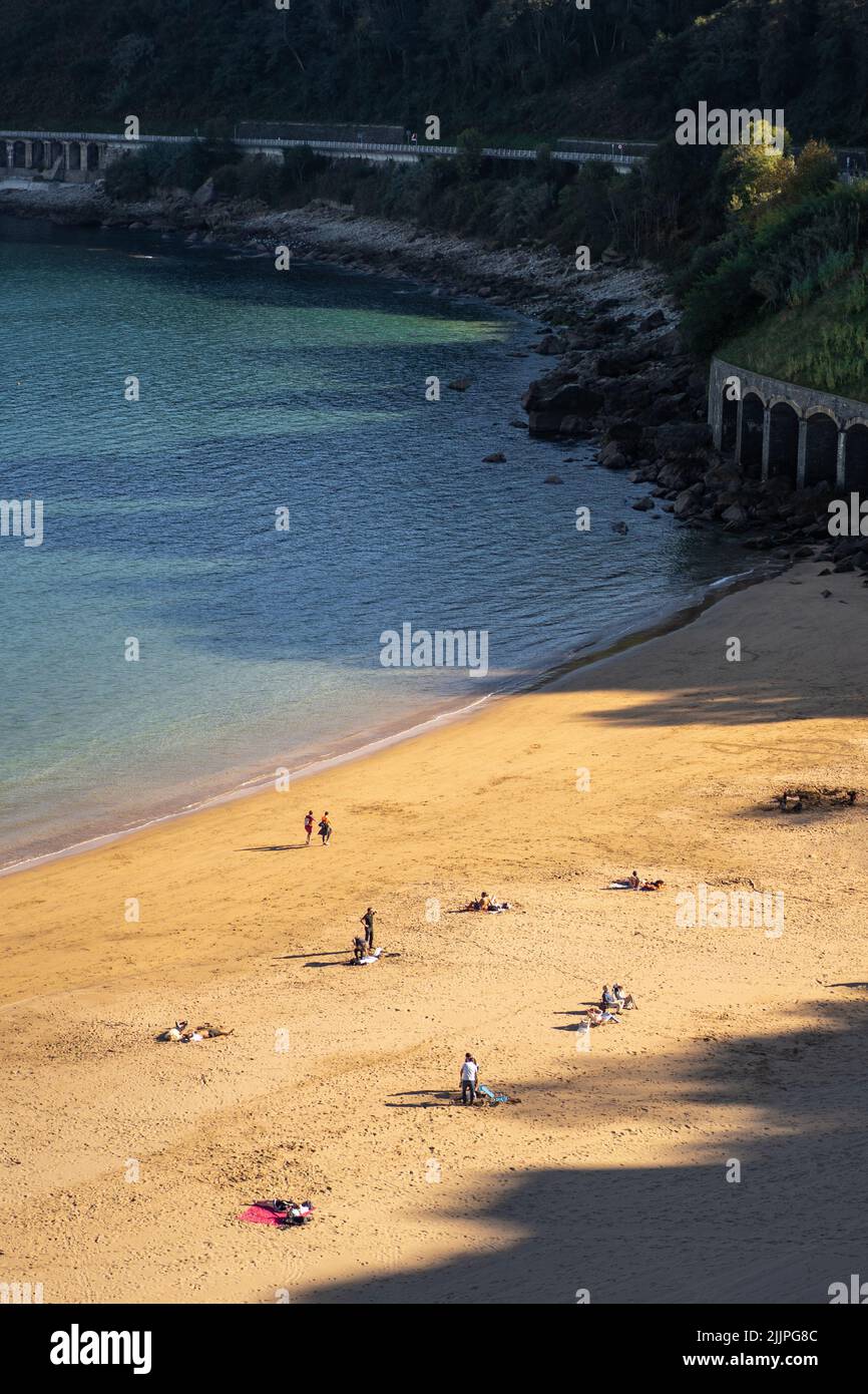 Ein schöner Blick auf das Meer bei der Stadt Guetaria in Guipuzcoa Stockfoto