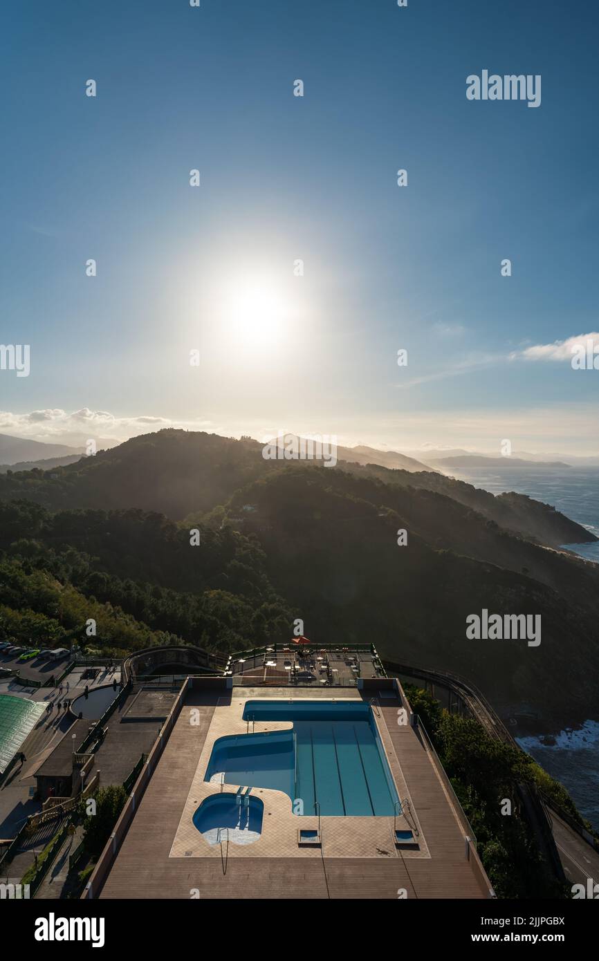 Eine Luftaufnahme eines luxuriösen Resorts auf einem Berg in San Sebastian, Spanien Stockfoto