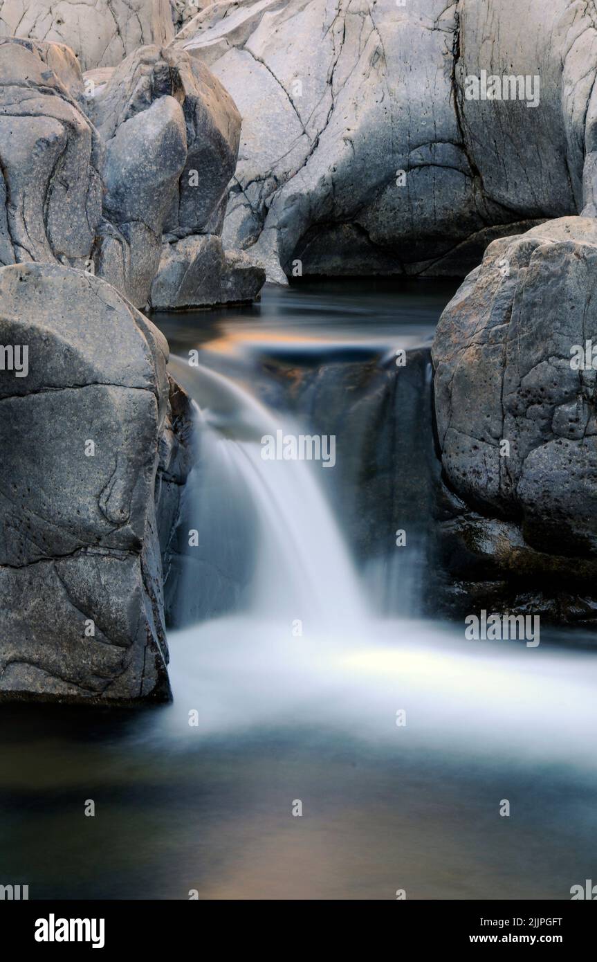 Eine Wasserrutsche zwischen den Granitfelsen im Johnsons Shut-ins State Park in der Nähe von Lesterville, Missouri Stockfoto