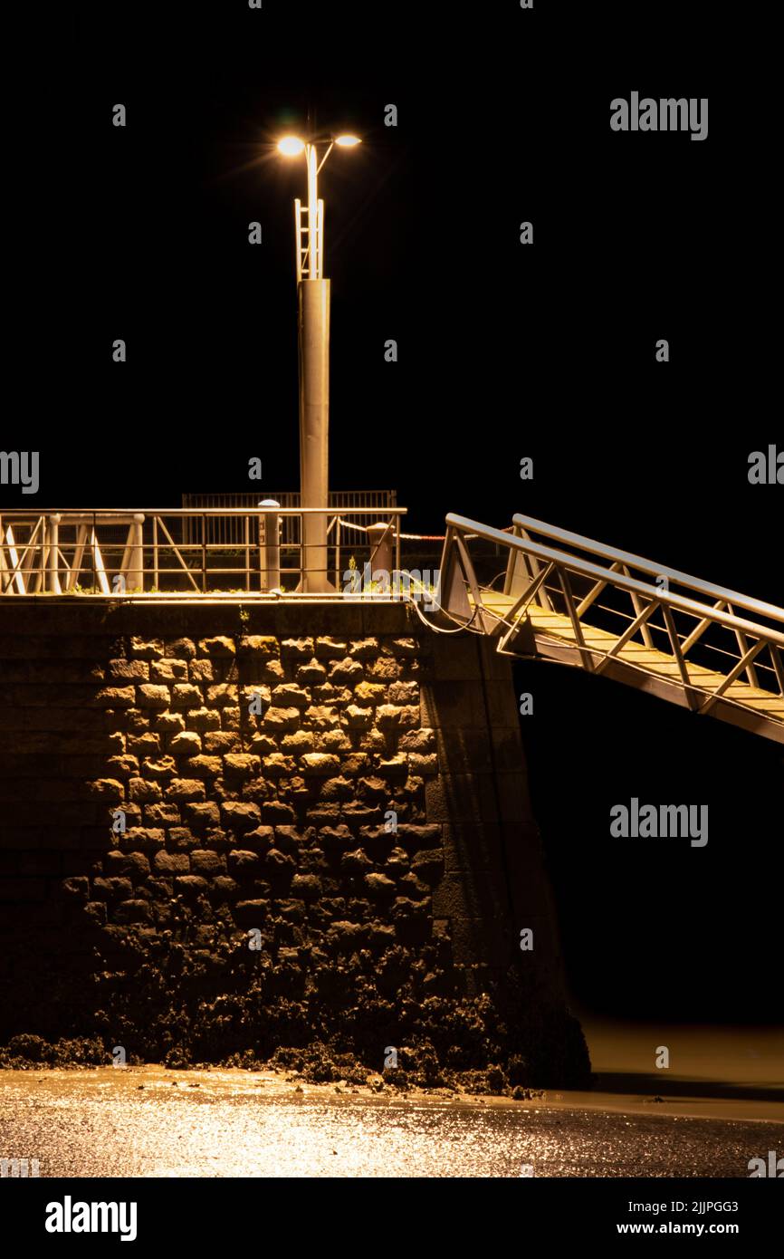 Einzellicht im Dunkeln Stockfoto