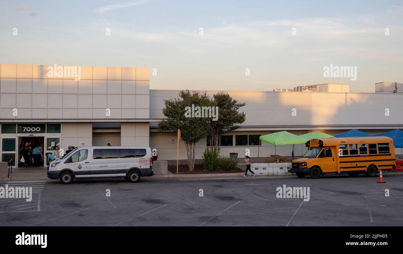 San Antonio, USA. 27.. Juli 2022. Das Foto vom 26. Juli 2022 zeigt ein Ressourcenzentrum für Migranten in San Antonio, Texas, USA. Nach Angaben von Stadtbeamten sind seit März 2022 mehr als 70.000 Migranten in San Antonio angekommen. Quelle: Nick Wagner/Xinhua/Alamy Live News Stockfoto