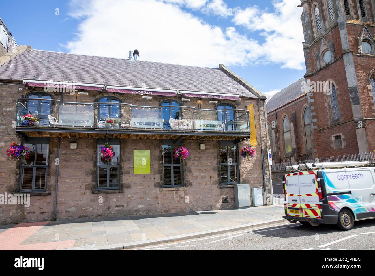 Senf Seed Restaurant im Stadtzentrum von Inverness in Schottland, an einem Sommertag im Jahr 2022, Großbritannien Stockfoto