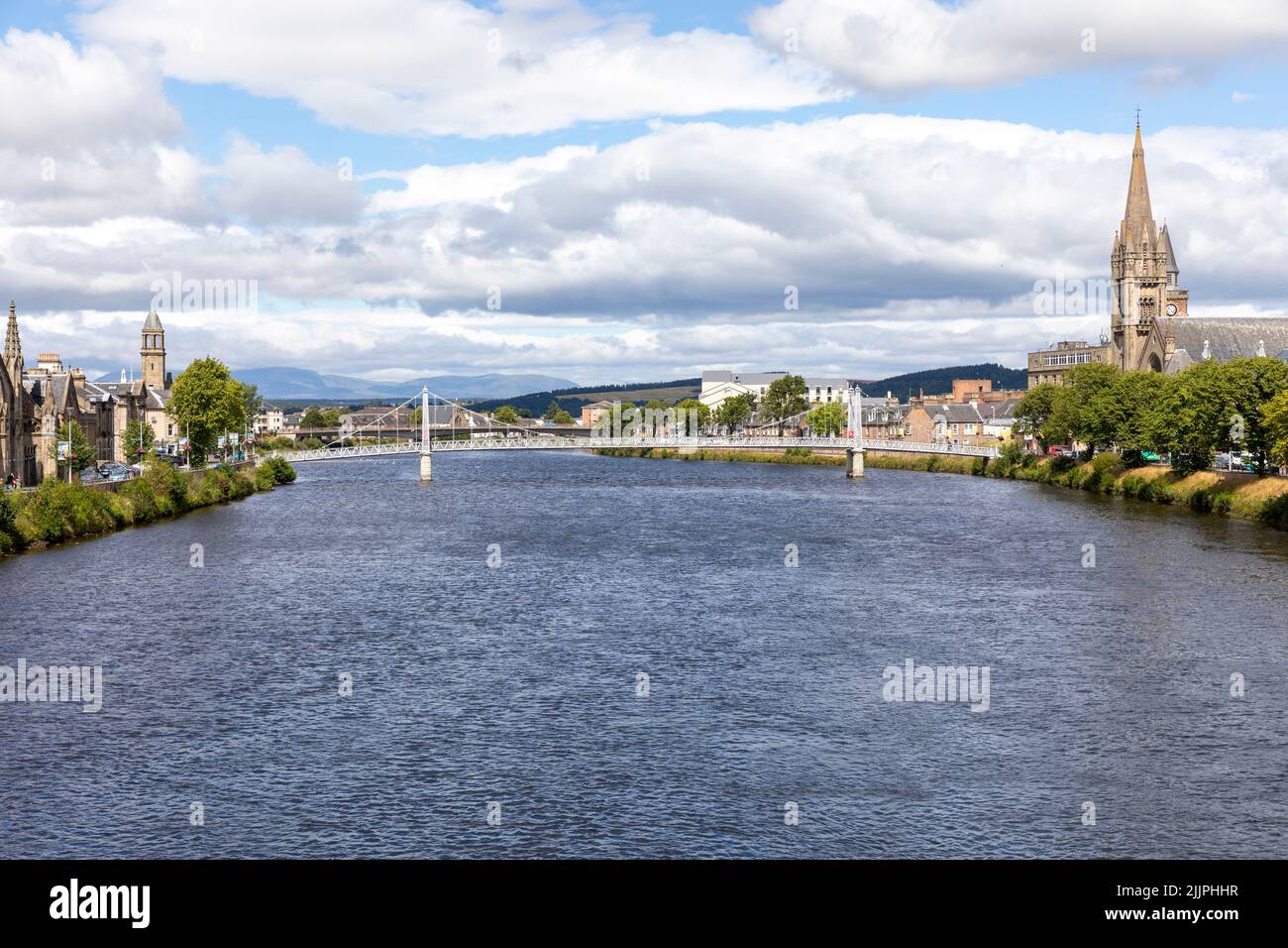 River Ness fließt durch die Stadt Inverness, die Hauptstadt der schottischen Highlands, Schottland an einem sonnigen Sommertag im Juli 2022, Großbritannien Stockfoto