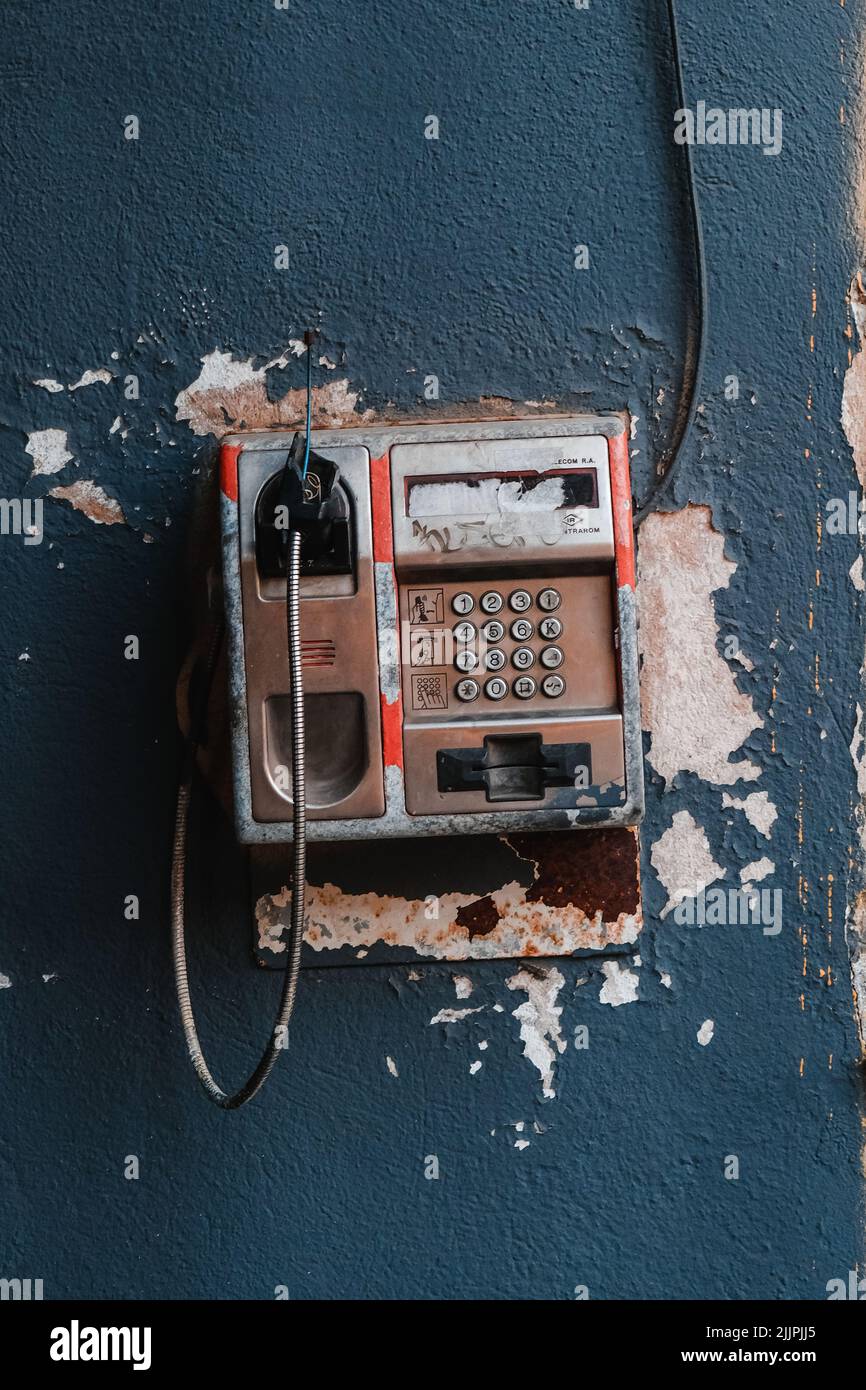 Eine vertikale Aufnahme eines alten, rustikalen Festnetztelefons in Iasi, Rumänien Stockfoto