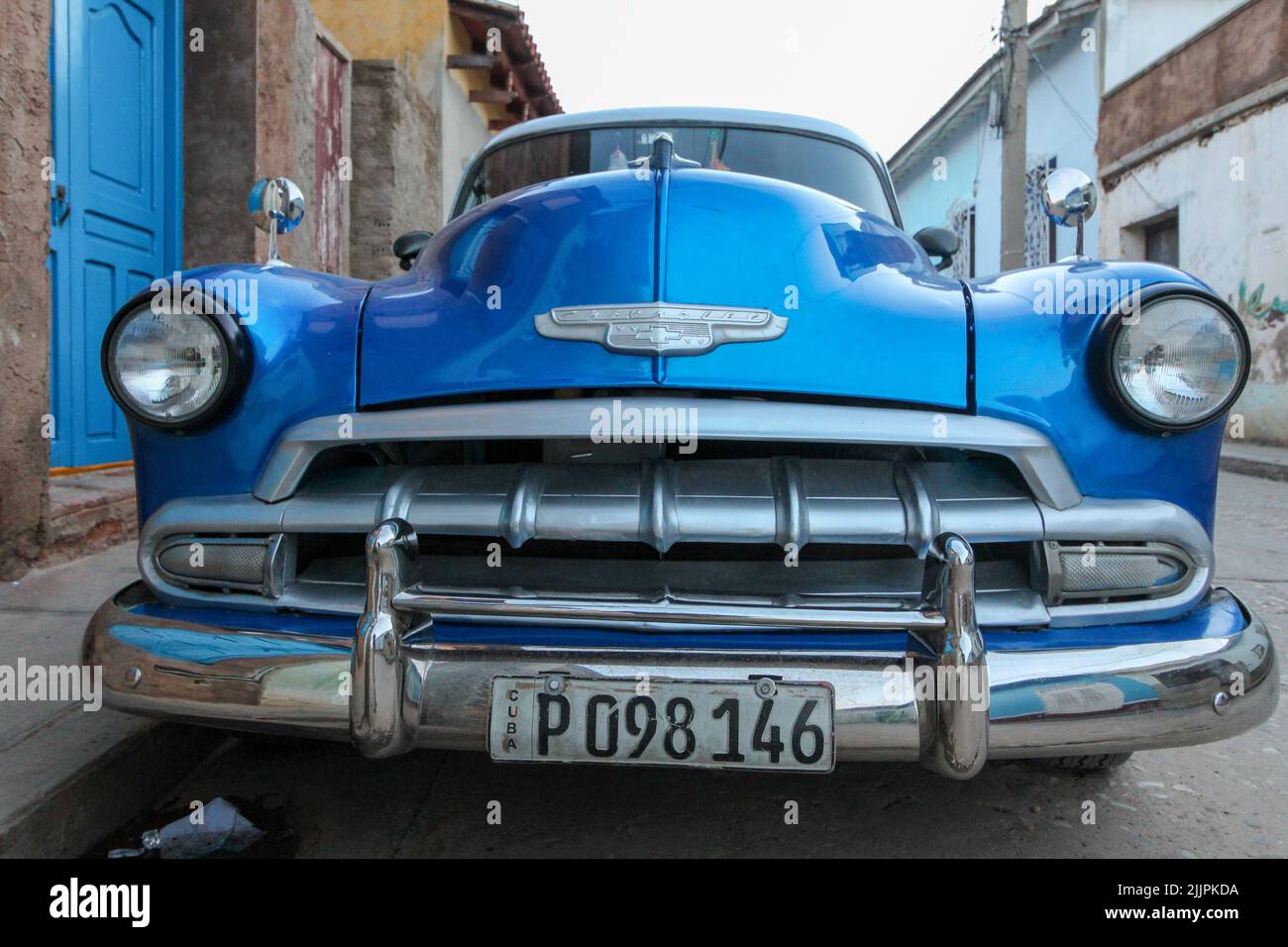 Ein blaues Retro-Auto, das auf der Straße in Trinidad, Kuba, geparkt wurde Stockfoto