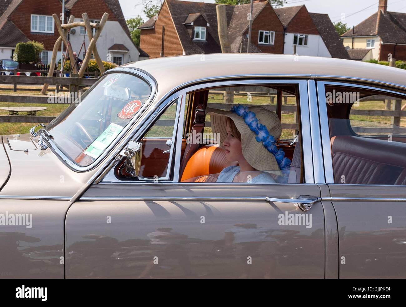 Eine Frau, die in Einer Jaguar Appledore Classic Car Show vom Typ Mk 2 sitzt Stockfoto