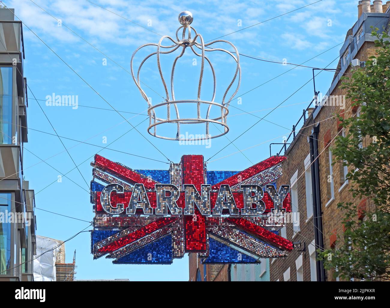 Krone und britische Gewerkschaftsflagge in der berühmten Carnaby Street, Soho, London, England, Großbritannien, W1F 9PS Stockfoto