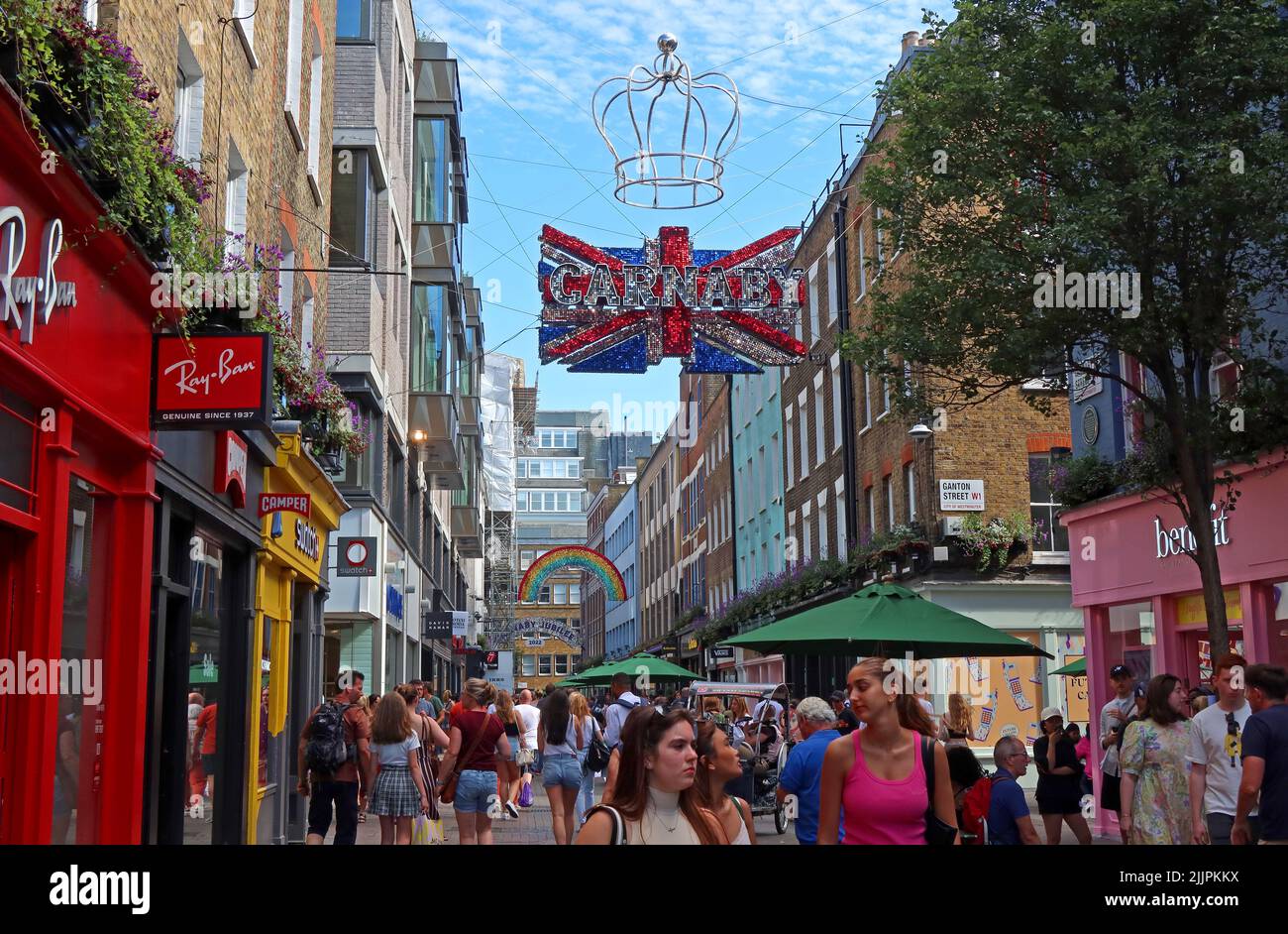 Krone und britische Gewerkschaftsflagge in der berühmten Carnaby Street, Soho, London, England, Großbritannien, W1F 9PS Stockfoto