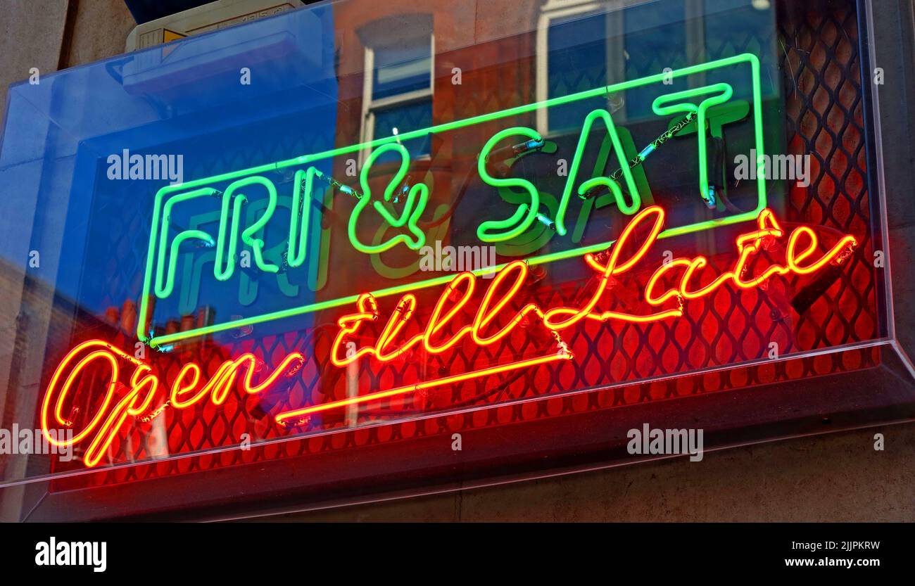 Willkommen am Wochenende, Freitag und Samstag, bis spät geöffnet, Neonschild, in Soho, London, England, Großbritannien Stockfoto