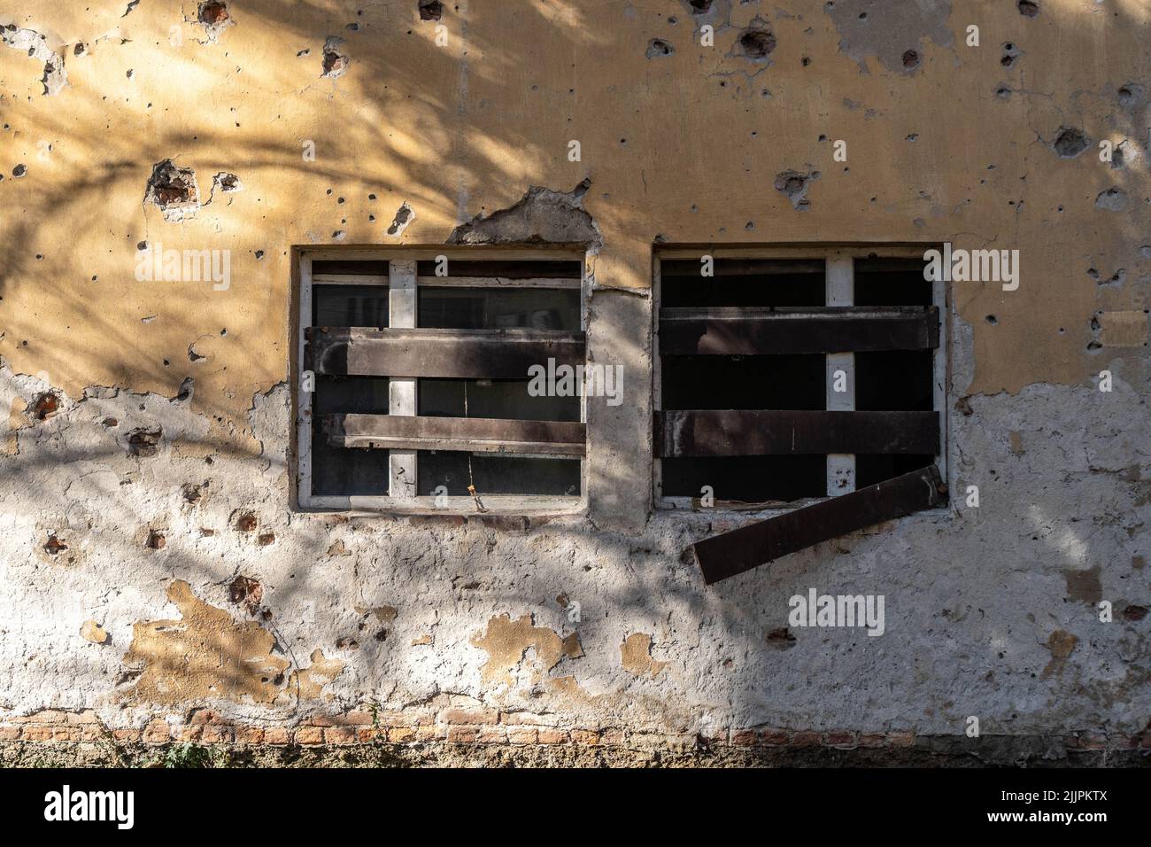 Die alten hölzernen kaputten Schienen der Kellerfenster in Maglaj, Bosnien Stockfoto