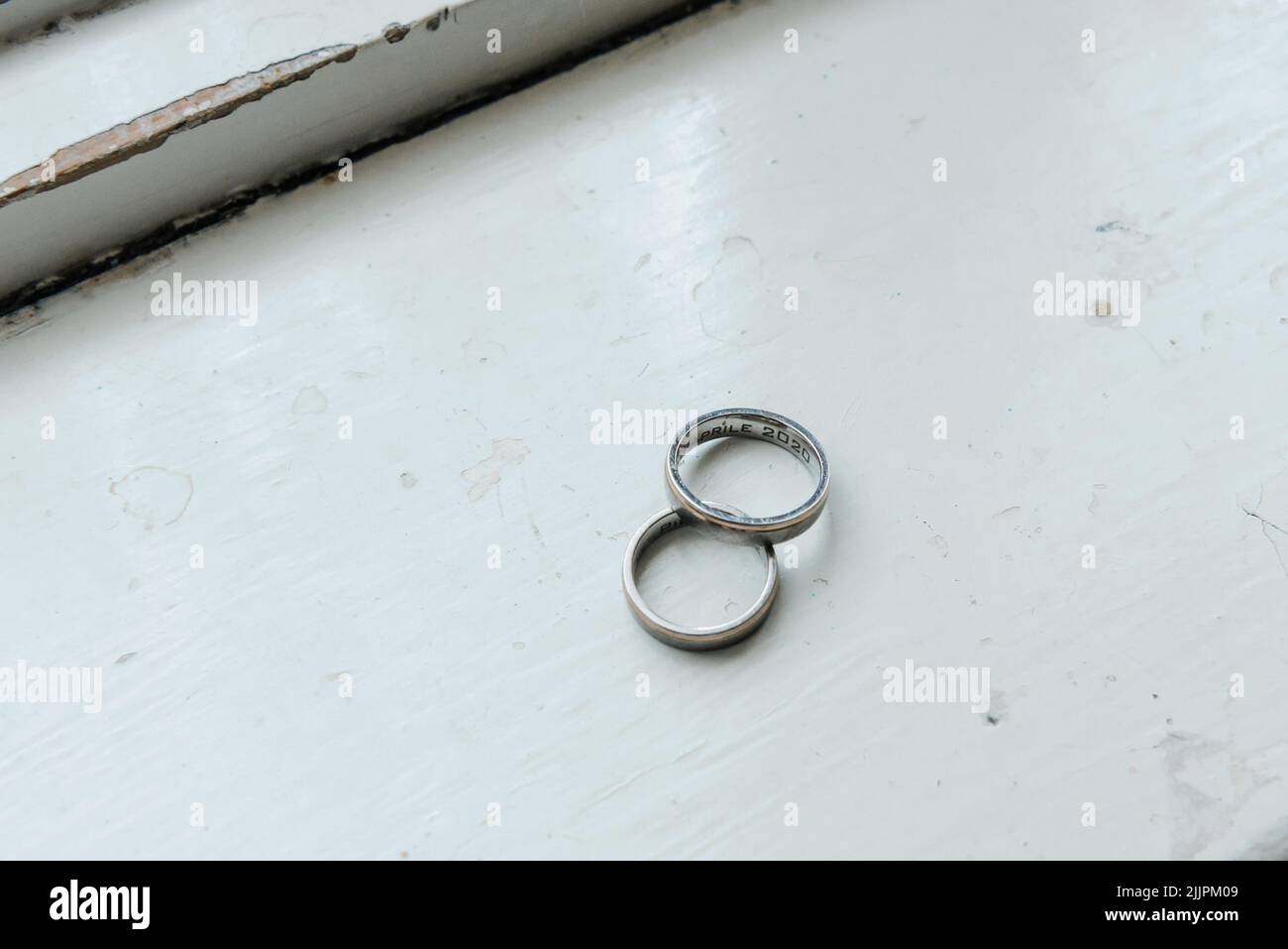 Nahaufnahme von zwei schönen Eheringen auf der Fensterbank Stockfoto