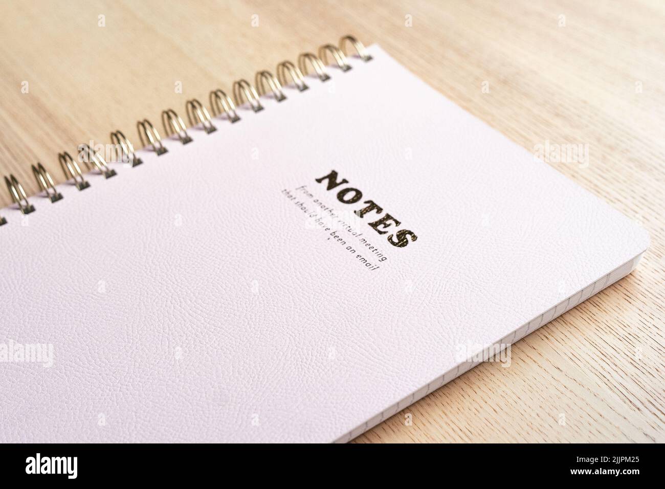 Notebook liegt auf dem Tisch mit, rosa, Büromaterial Stockfoto