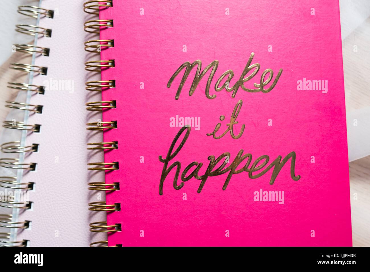 Zwei rosa Notizbücher liegen auf dem Tisch mit, rosa, Bürobedarf, machen Stockfoto