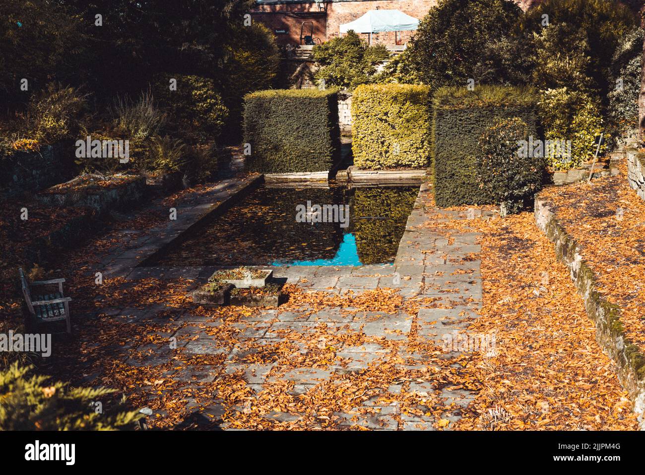 Einige riesige Steinblöcke spiegeln sich im Pool im historischen Garten von Wentworth in England. Stockfoto