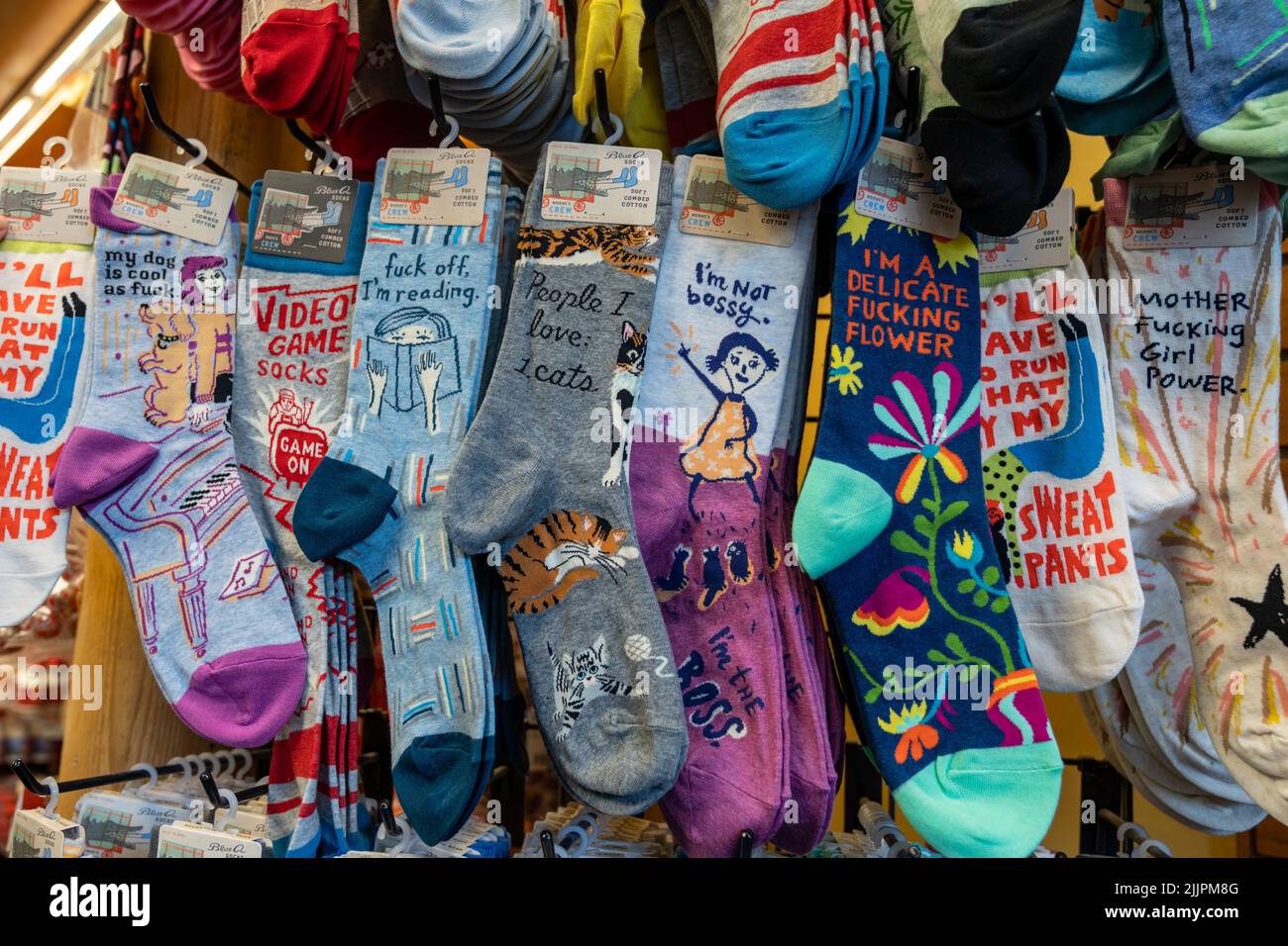 Banff, Alberta, Kanada - 6. Juli 2022: Ausstellung von Baumwollsocken der Marke Blue Ox für Männer und Frauen in einem Souvenirladen Stockfoto