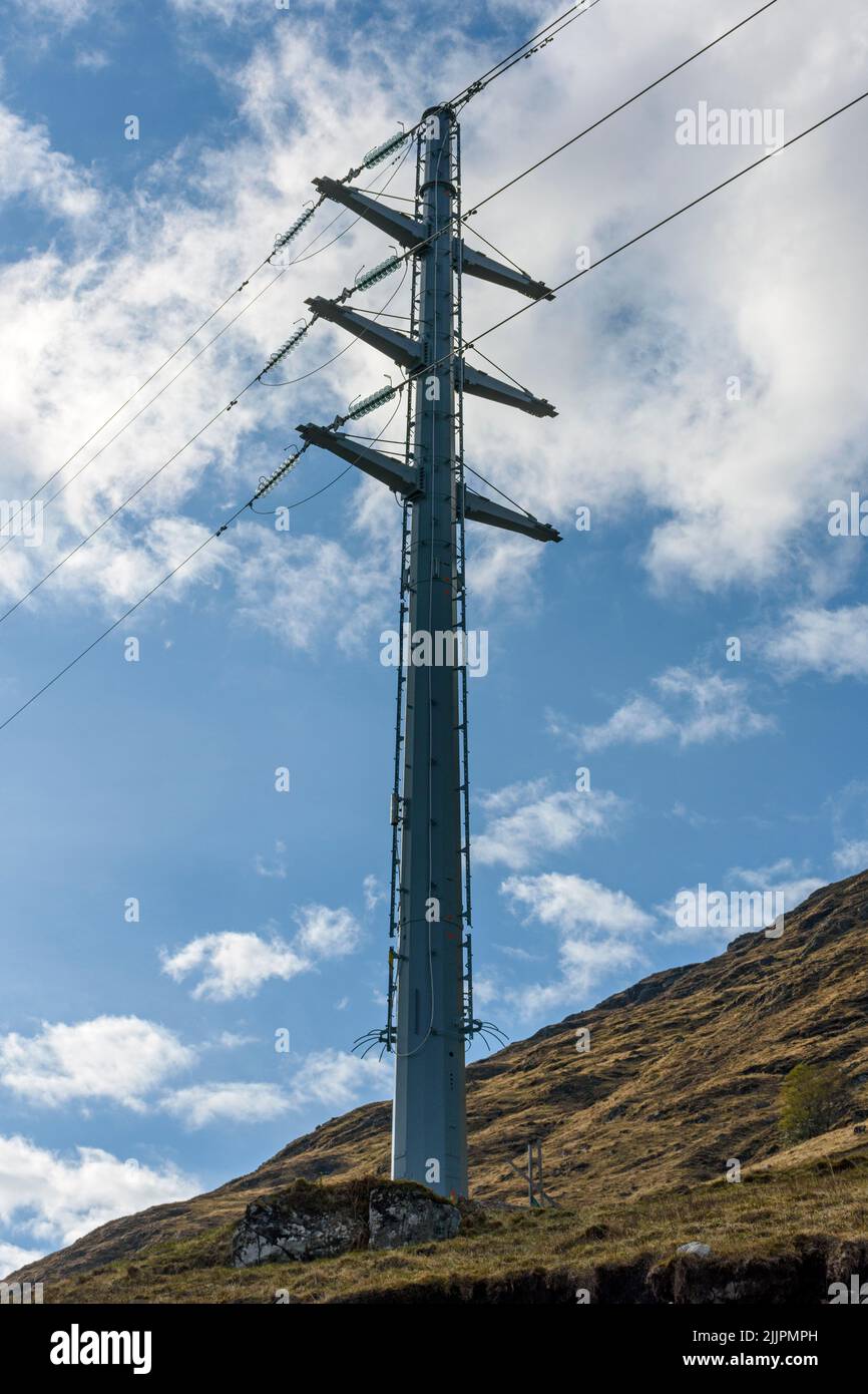 Ein neuer Strommast, der errichtet wurde, nachdem ein früherer durch einen Erdrutsch auf der Glen Garry to Kinloch Hourn Road, Highland Region, Schottland, Großbritannien, beschädigt wurde Stockfoto