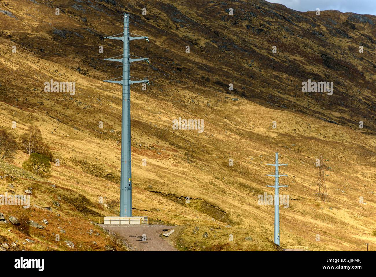 Neue Strommasten, die nach einem Erdrutsch auf der Straße Glen Garry nach Kinloch Hourn, Highland Region, Schottland, Großbritannien, errichtet wurden Stockfoto