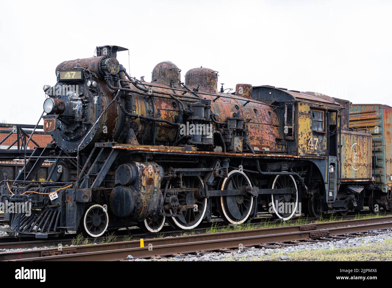 Eine alte und historische Dampfeisenbahn auf der Strecke in einem Museum Stockfoto