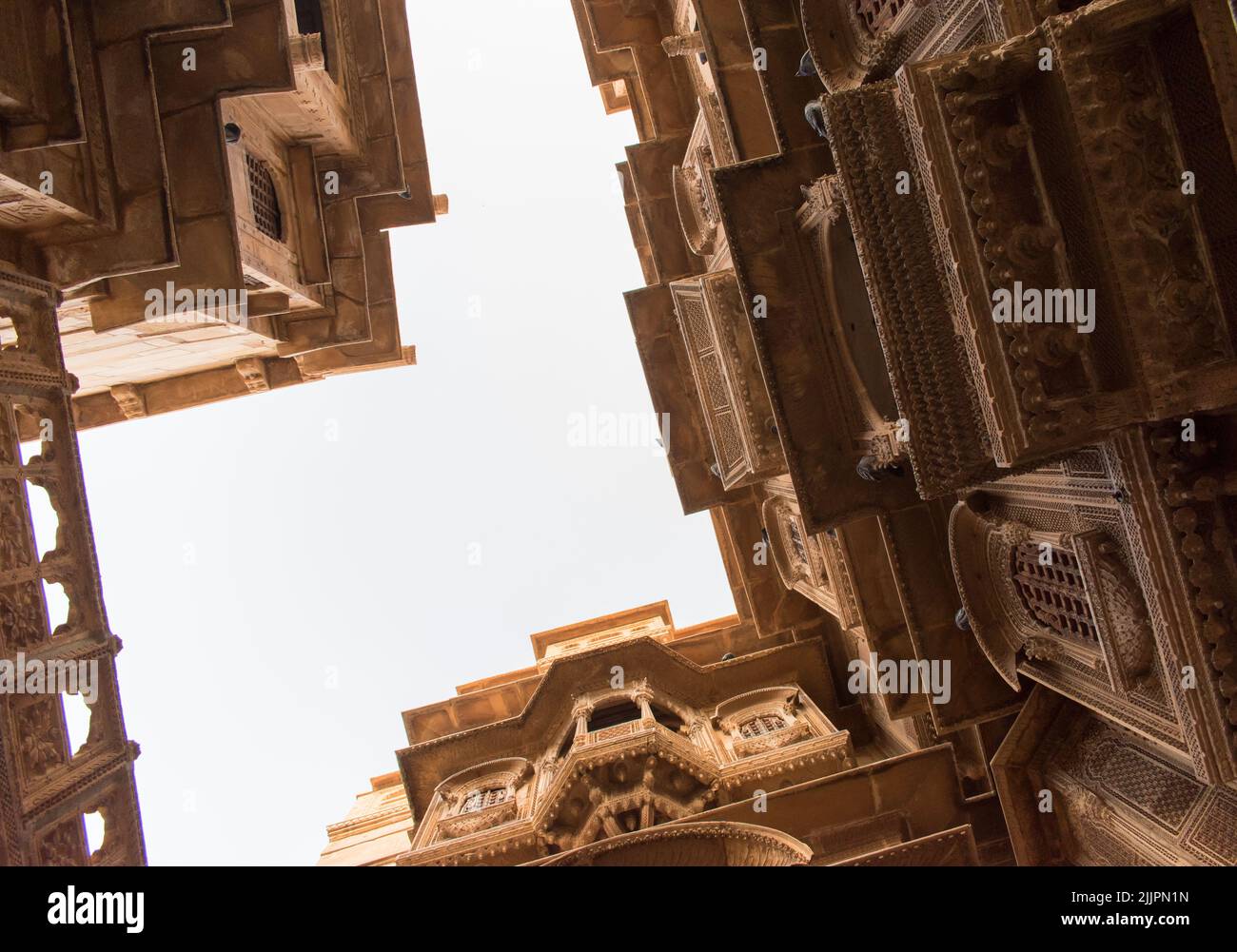 Ein niedriger Winkel Aufnahme einer Außenseite des Patwon Ki Haveli, Jaisalmer, Rajasthan, Indien Stockfoto