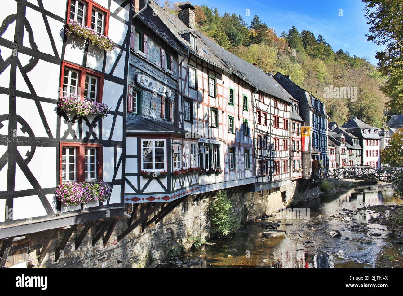 Eine schöne Gebäudefassade über dem Fluss in Monschau Stockfoto