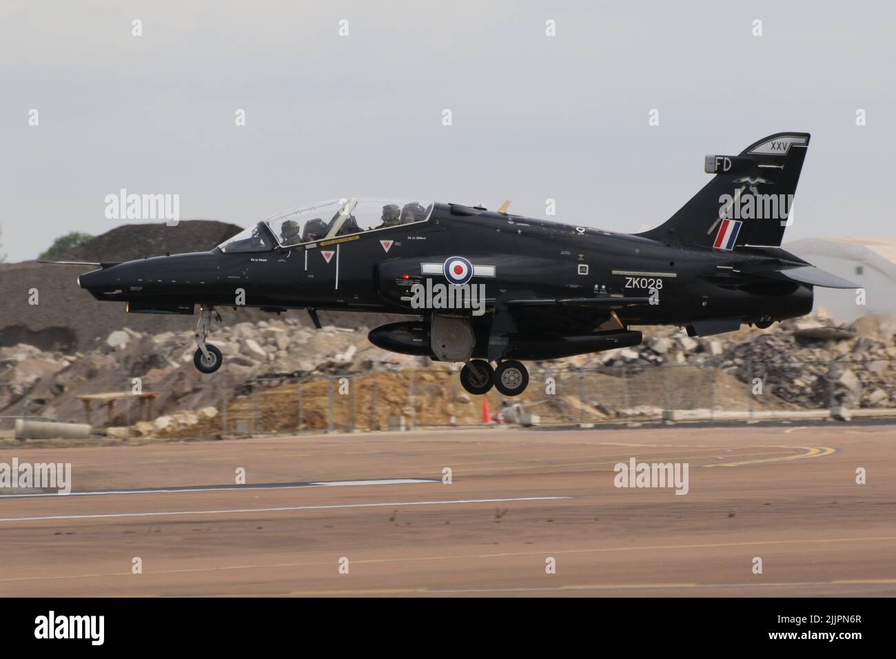 ZK028, eine BAE Systems Hawk T2, die von 25 Squadron, Royal Air Force, betrieben wird und in RAF Fairford in Gloucestershire, England, ankommt, um an der Royal International Air Tattoo (RIAT) 2022 teilzunehmen. Stockfoto