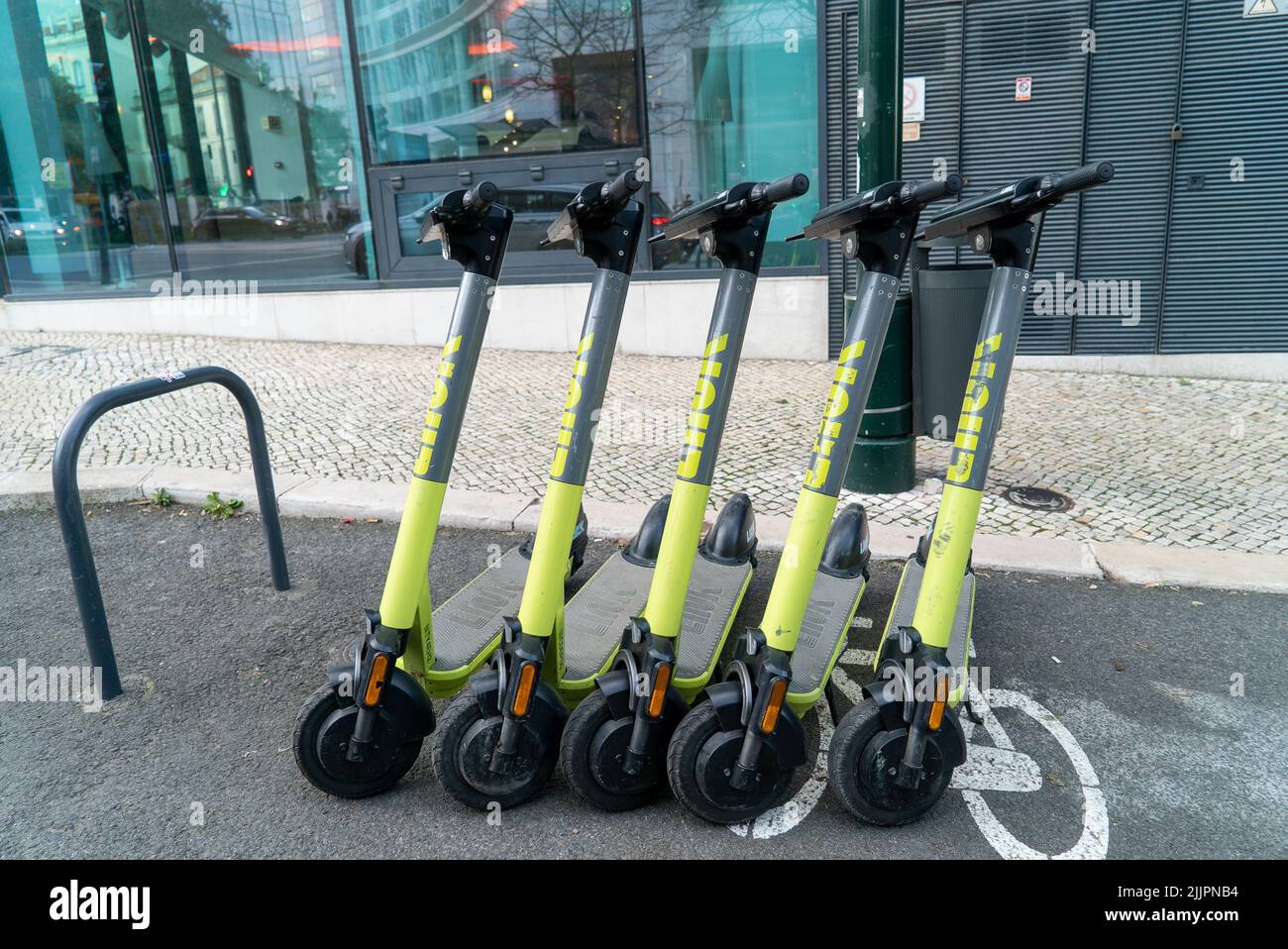Fünf grüne Elektroroller gut geparkt in Lissabon, Portugal Stockfoto