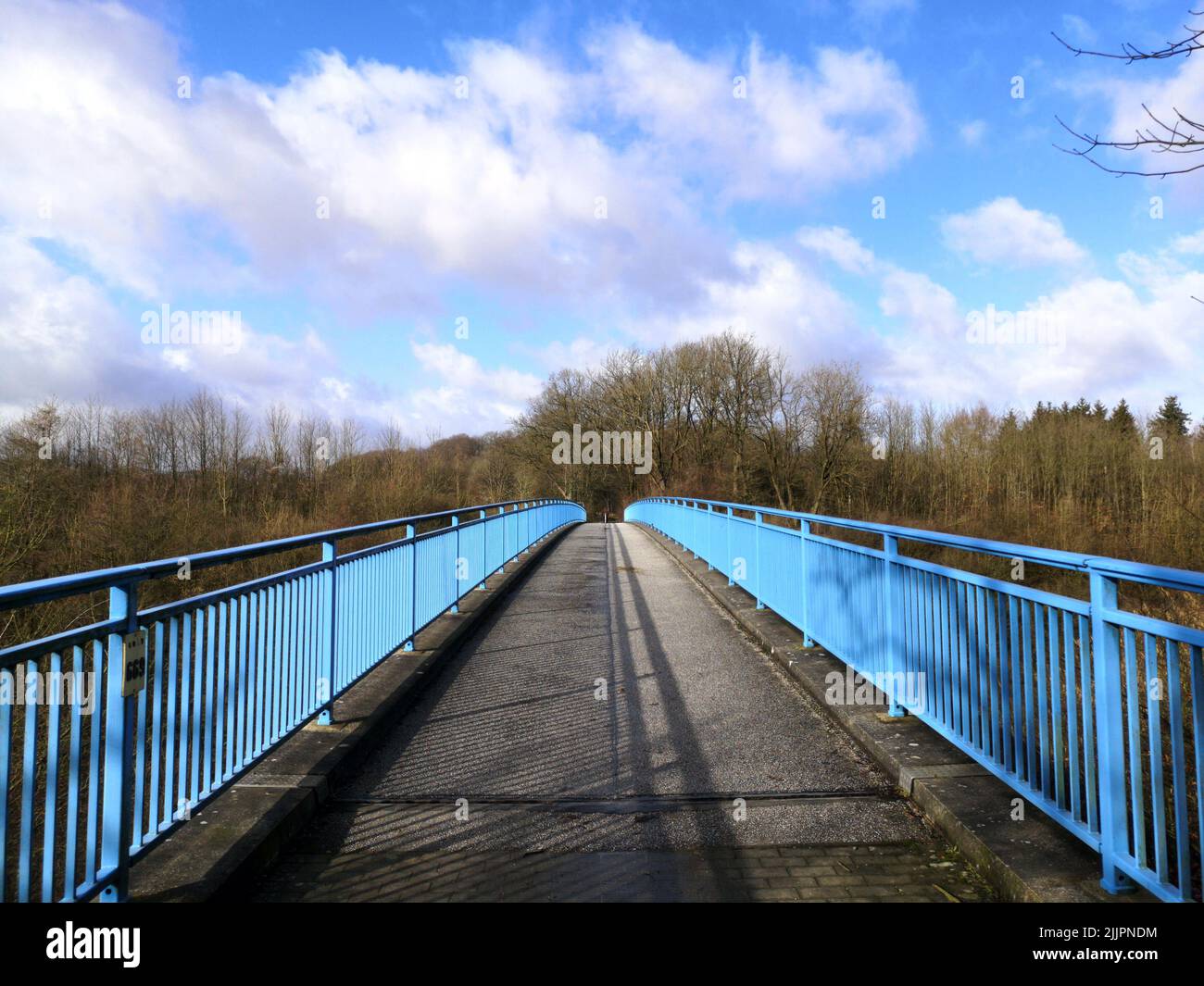 Die Fußgängerbrücke mit blauem Geländer in Oerlinghausen, Deutschland Stockfoto