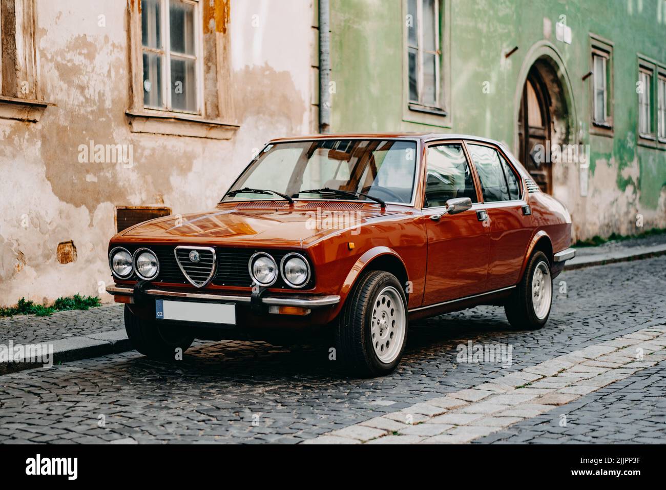 Der Alfa Romeo Alfetta GT GTV parkte vor alten Gebäuden an einer Straße in Znojmo, Tschechien Stockfoto