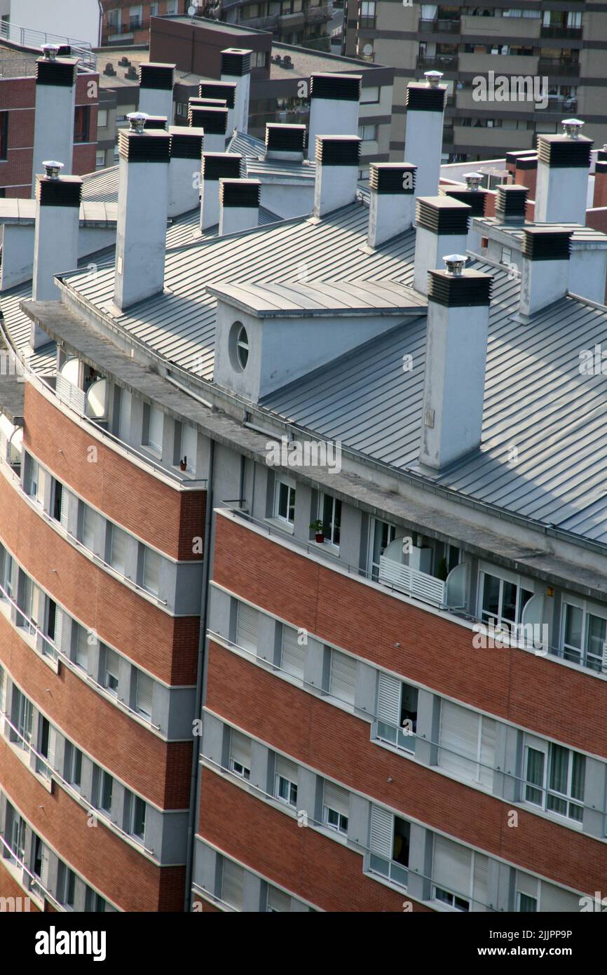 Eine verikalische Aufnahme der Dächer von rot gefliesten Gebäuden in Bilbao Stockfoto