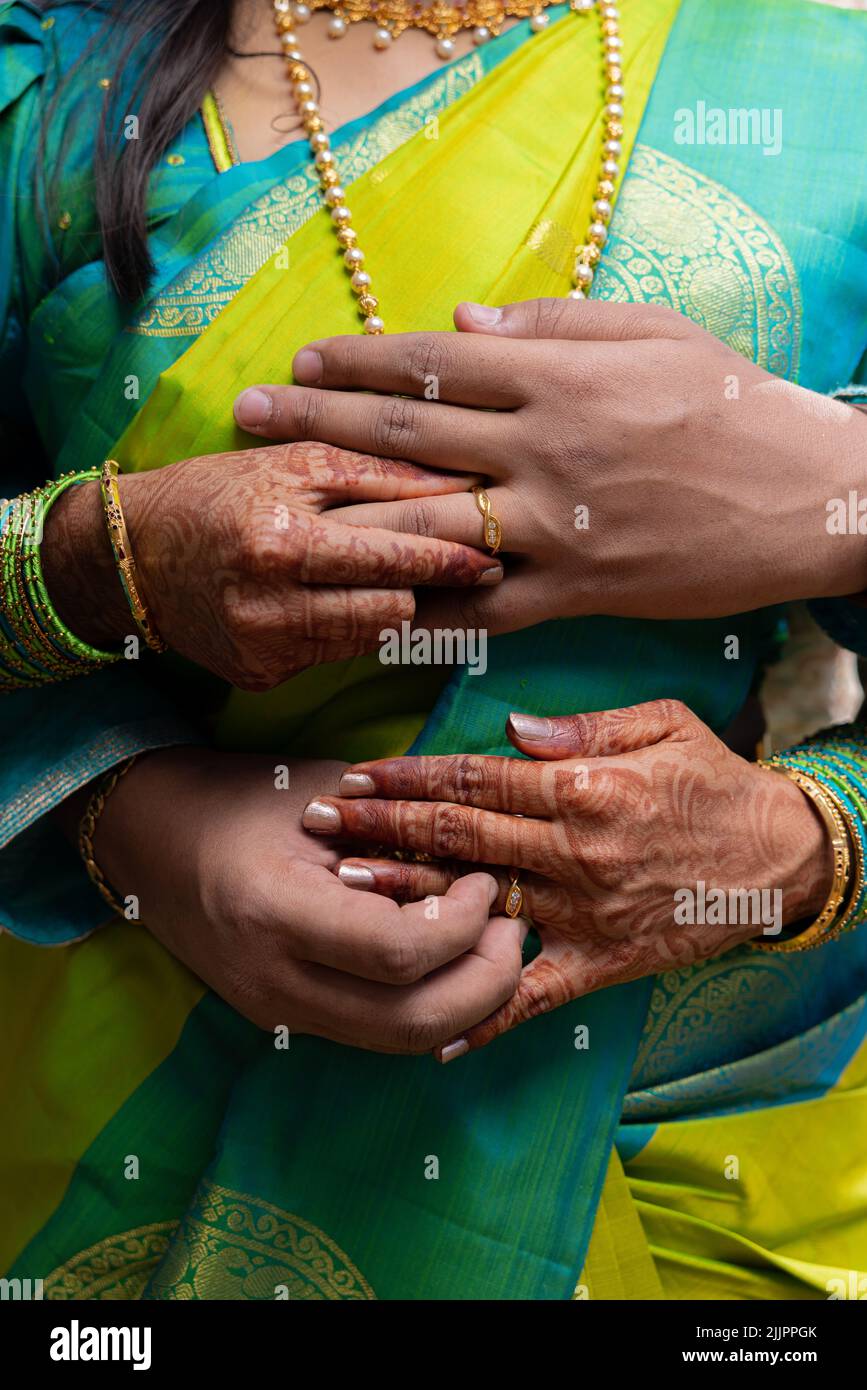 Eine vertikale Aufnahme eines Paares, das bei einer Verlobungszeremonie Ringe austauscht Stockfoto