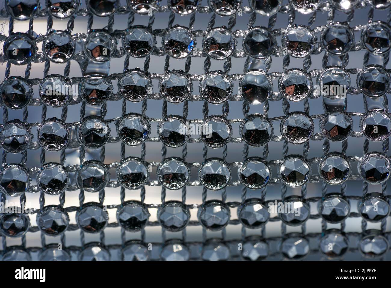 Eine glitzernde Dekoration mit runden glänzenden Elementen Stockfoto