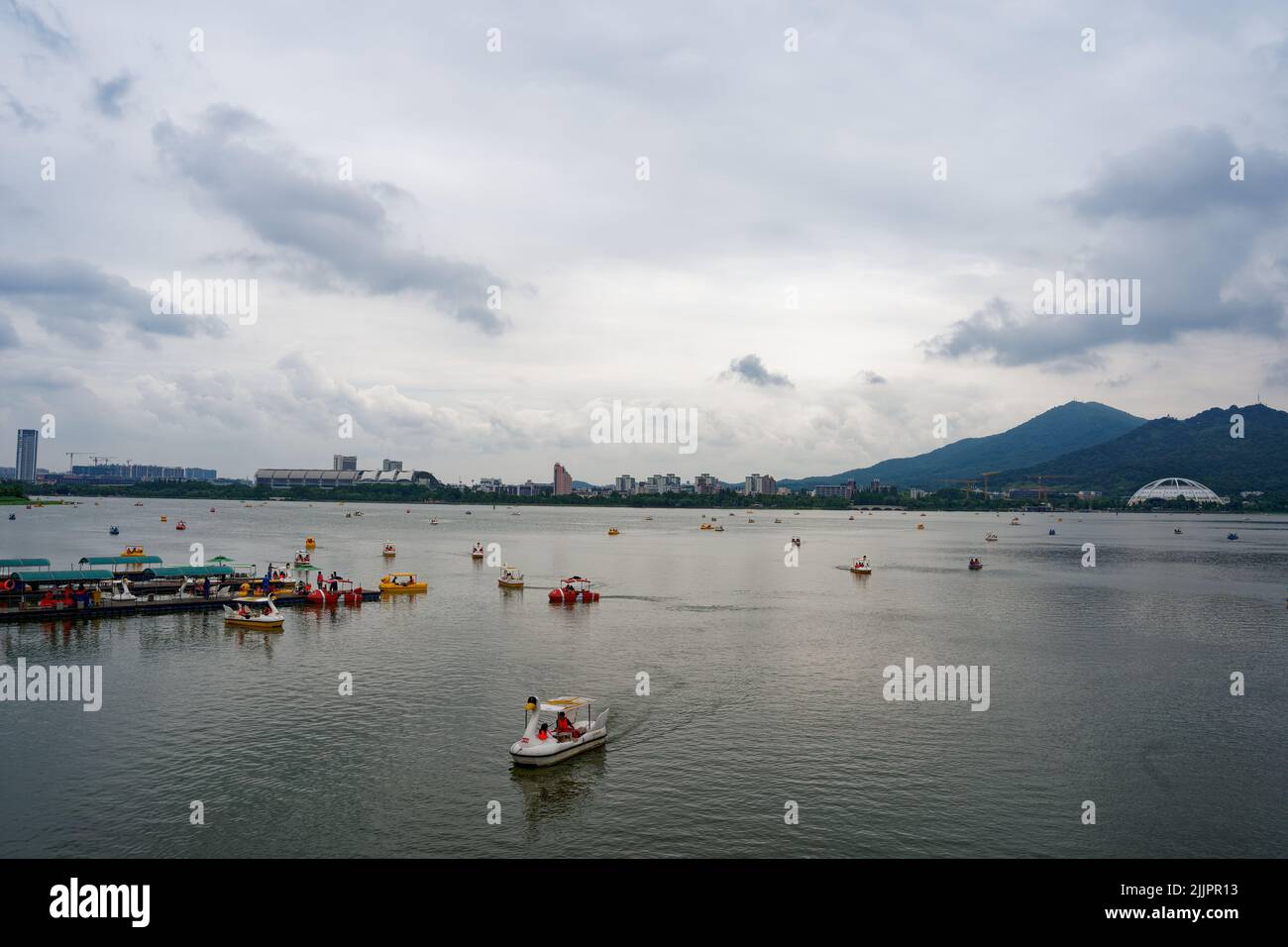 Die Segelboote mit Touristen, die im Xuanwu See in Nanjing, China segeln Stockfoto