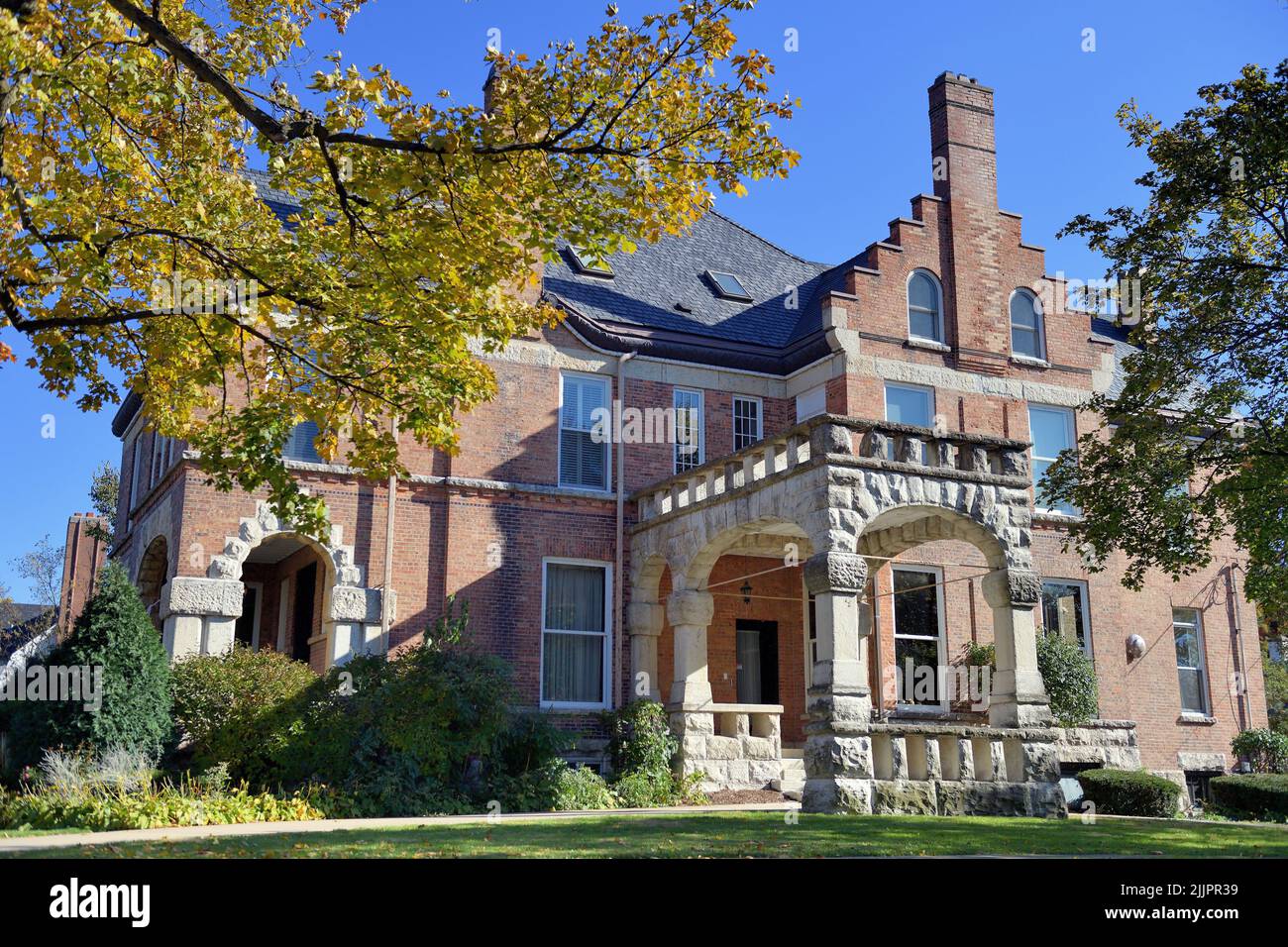 Hinsdale, Illinois, USA. Großes Herrenhaus in einem gehobenen Vorort von Chicago. Die Struktur stellt ein Bild des wohlhabenden Lebens dar. Stockfoto