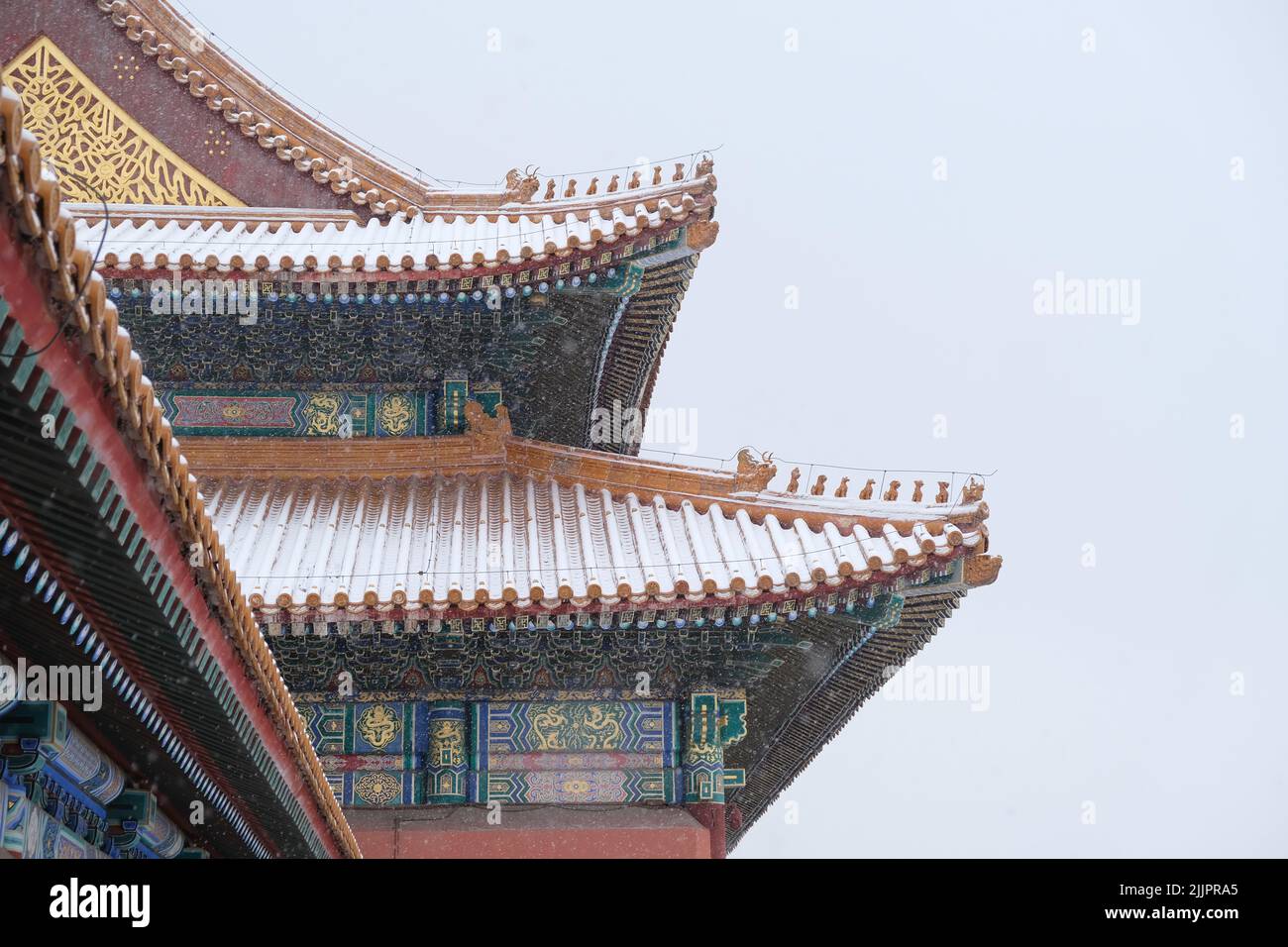 Halle mit legendärer Tierdekoration auf einer Eve im Schnee, Verbotene Stadt, China. Hochwertige 4K-Video-Qualität. Stockfoto