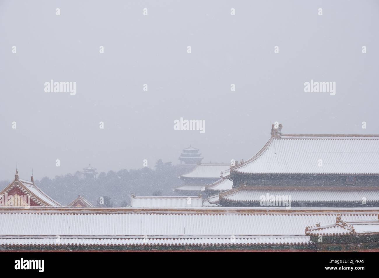 Halle mit legendärer Tierdekoration auf einer Eve im Schnee, Verbotene Stadt, China. Hochwertige 4K-Video-Qualität. Stockfoto