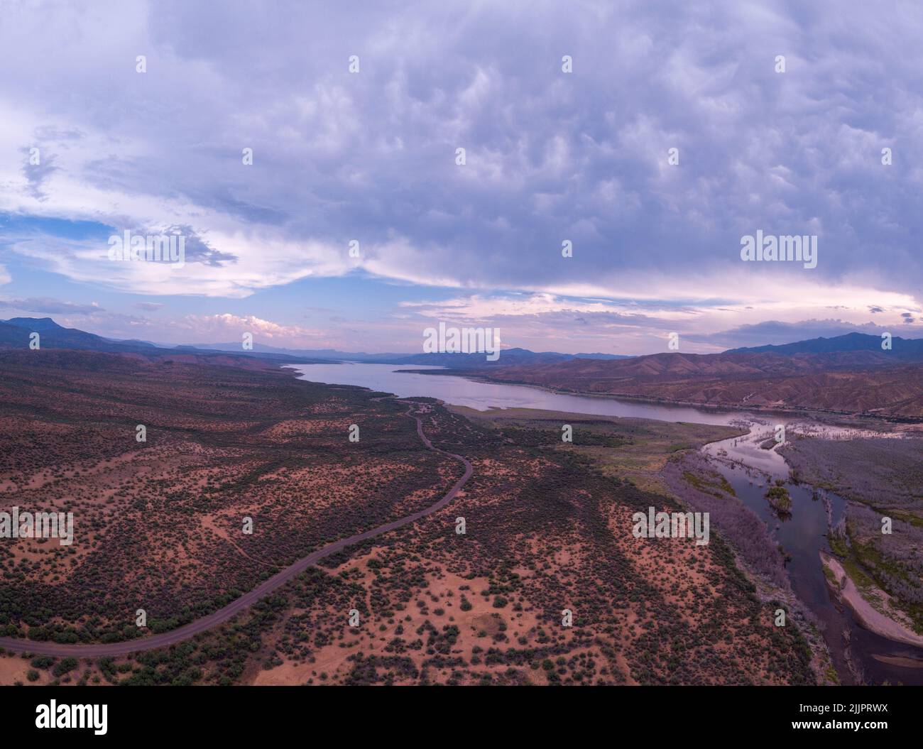 Eine Luftaufnahme des Lake Roosevelt und der bewaldeten Gebiete in der Nähe des Ufers unter dem wolkigen Himmel Stockfoto