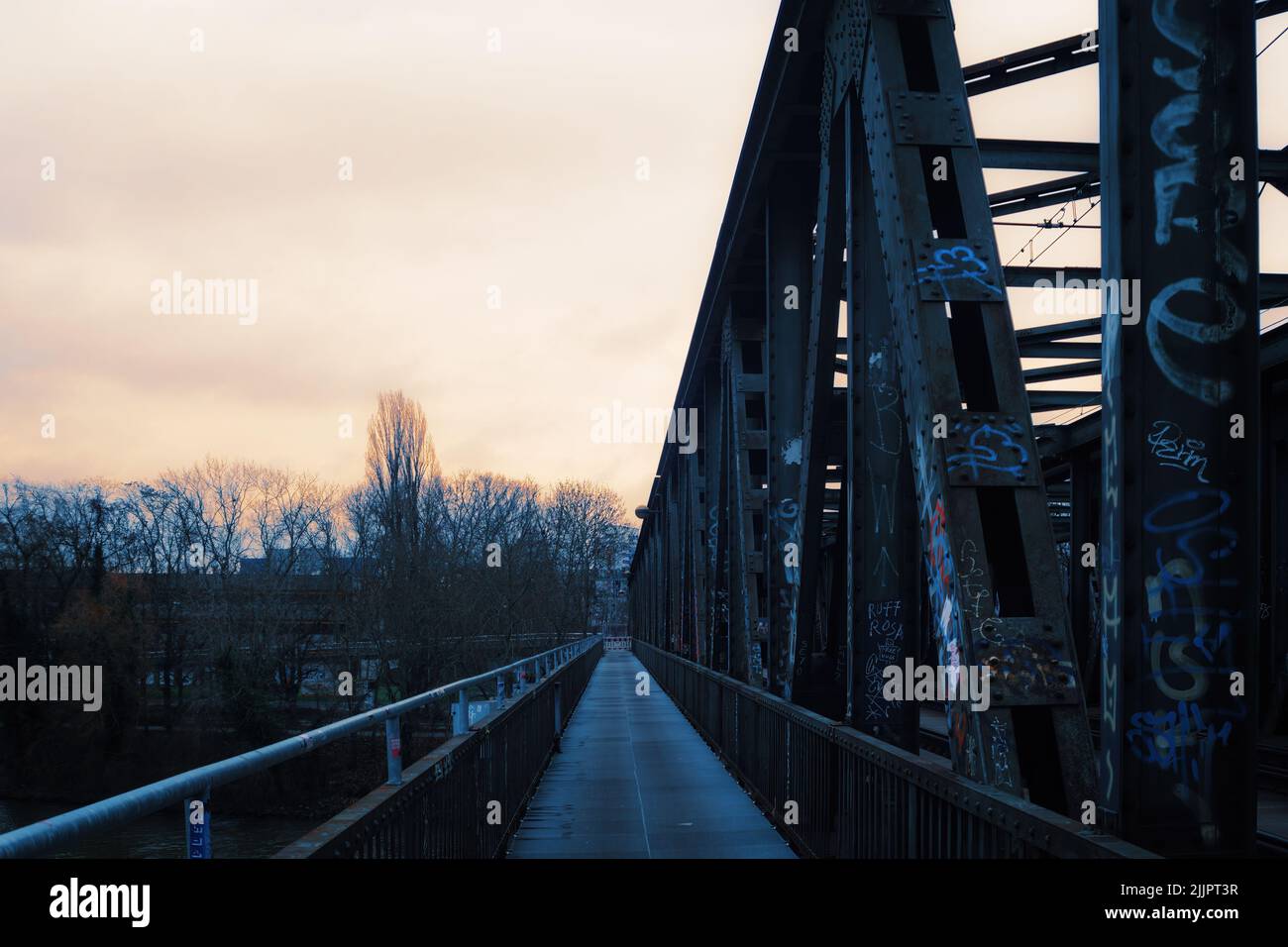 Frankfurt, Deutschland, Januar 23,2022: Westhafen Dies ist die beliebte Rhein-Neckar-Brücke mit viel Graffiti. Stockfoto