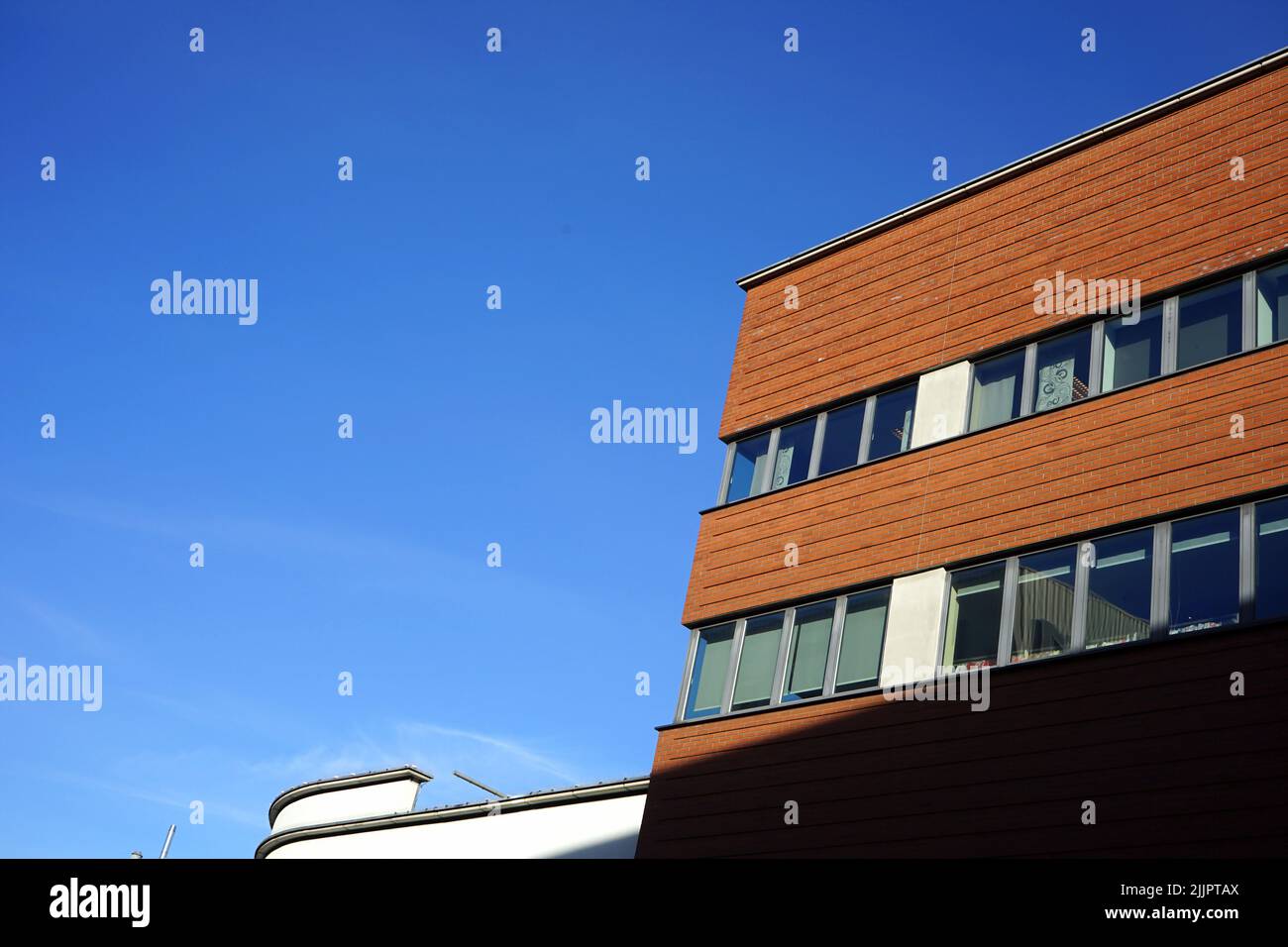 Ein modernes Gebäude am blauen Himmel Stockfoto