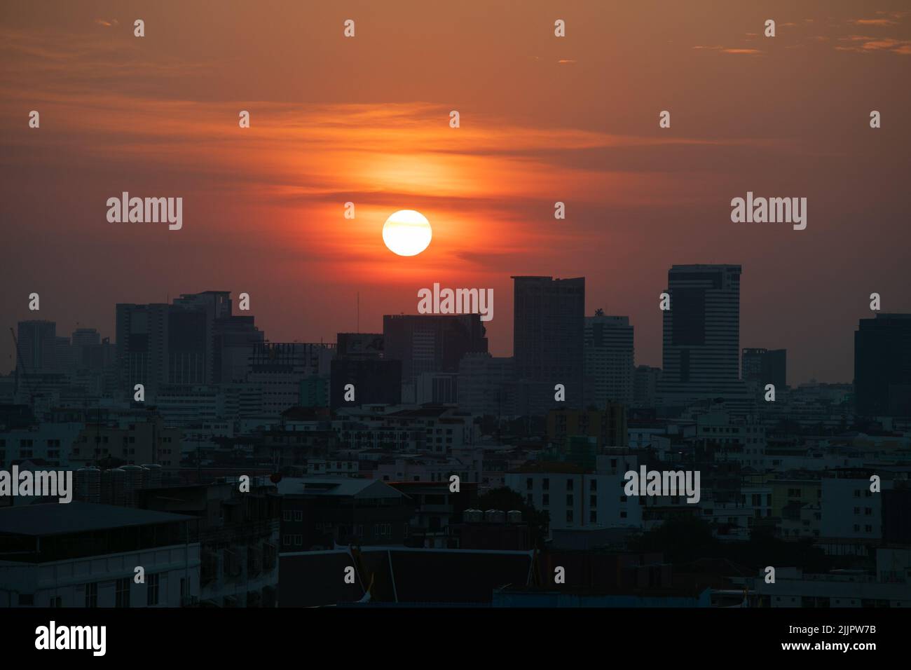 Ein wunderschöner Sonnenuntergang über der Stadt Bangkok, Thailand Stockfoto