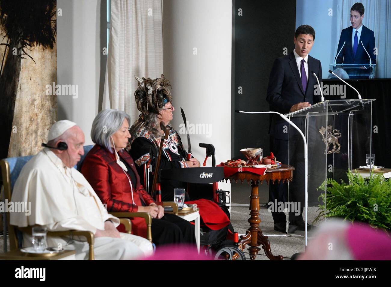 Vatikan, Vatikan. 27.. Juli 2022. Kanada, Quebec City, 2022/07/27 P(L-R) Papst Franziskus (L) und die kanadische Generalgouverneurin Mary Simon (C) hören zu, wie der kanadische Premierminister Justin Trudeau während eines Treffens mit zivilen Autoritäten, Vertretern indigener Völker, Und Mitglieder des diplomatischen Korps der Citadelle de Québec in Quebec City, Quebec, KanadaPhotograph von Vatican Mediia/Catholic Press Photo . BESCHRÄNKT AUF REDAKTIONELLE VERWENDUNG - KEIN MARKETING - KEINE WERBEKAMPAGNEN. Kredit: Unabhängige Fotoagentur/Alamy Live Nachrichten Stockfoto