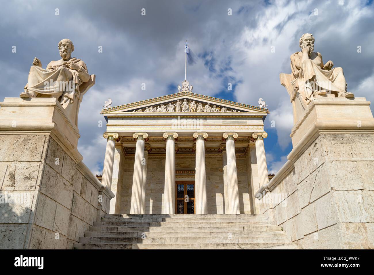 Eine Low-Angle-Aufnahme der Akademie von Athen in Griechenland Stockfoto