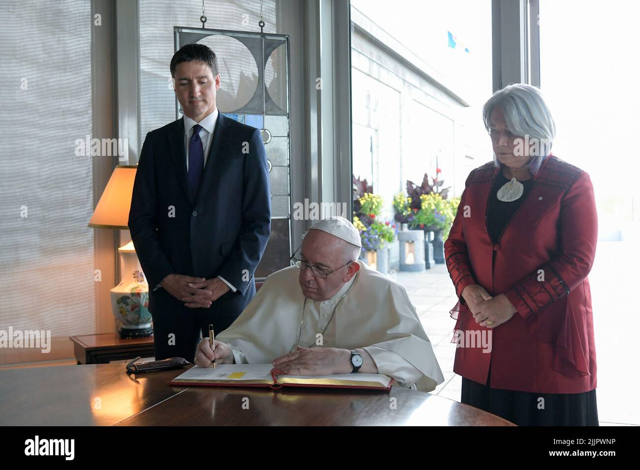 Vatikan, Vatikan. 27.. Juli 2022. Kanada, Quebec City, 2022/07/27 P(L-R) der kanadische Premierminister Justin Trudeau, Papst Franziskus und die kanadische Generalgouverneurin Mary Simon bei einem Treffen in der Citadelle de Québec in Quebec City, Quebec Foto von Vatican Mediia/Catholic Press Photos . BESCHRÄNKT AUF REDAKTIONELLE VERWENDUNG - KEIN MARKETING - KEINE WERBEKAMPAGNEN. Kredit: Unabhängige Fotoagentur/Alamy Live Nachrichten Stockfoto