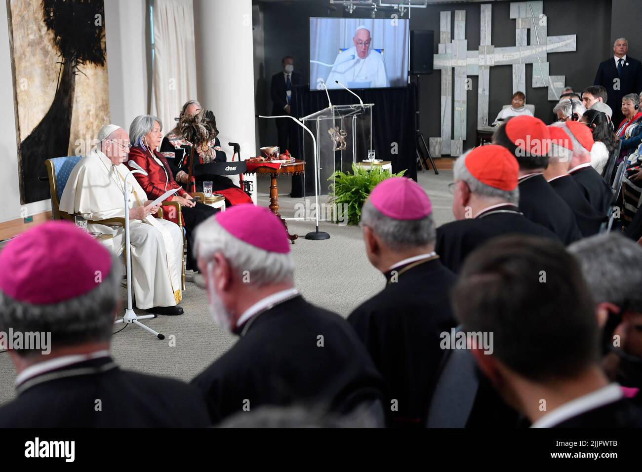 Vatikan, Vatikan. 27.. Juli 2022. Kanada, Quebec City, 2022/07/27 P(L-R) Papst Franziskus (L) und die kanadische Generalgouverneurin Mary Simon (C) hören zu, wie der kanadische Premierminister Justin Trudeau während eines Treffens mit zivilen Autoritäten, Vertretern indigener Völker, Und Mitglieder des diplomatischen Korps der Citadelle de Québec in Quebec City, Quebec, KanadaPhotograph von Vatican Mediia/Catholic Press Photo . BESCHRÄNKT AUF REDAKTIONELLE VERWENDUNG - KEIN MARKETING - KEINE WERBEKAMPAGNEN. Kredit: Unabhängige Fotoagentur/Alamy Live Nachrichten Stockfoto