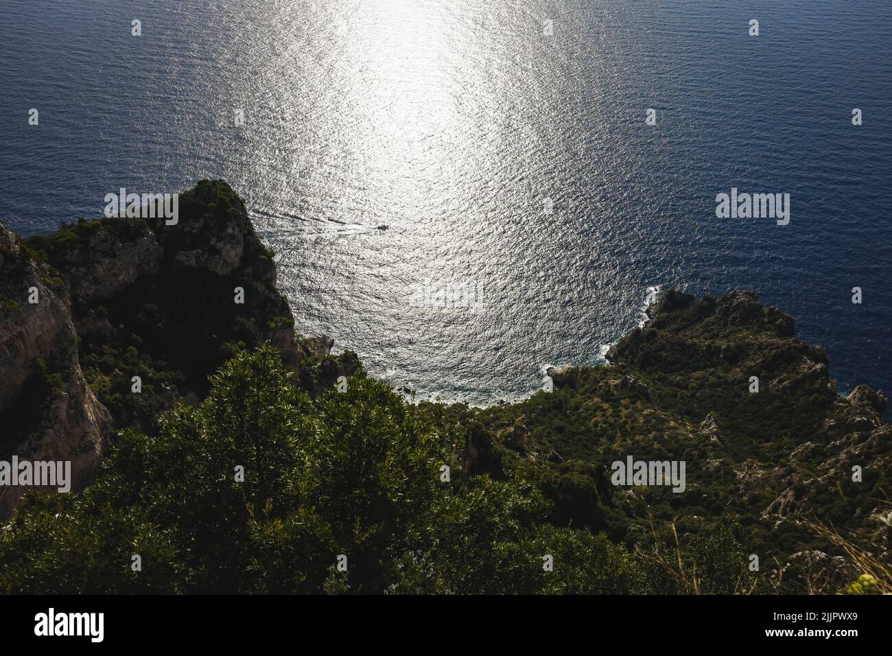 Die Sicht aus der Vogelperspektive auf die grüne Küste und das Meer. Capri, Italien. Stockfoto