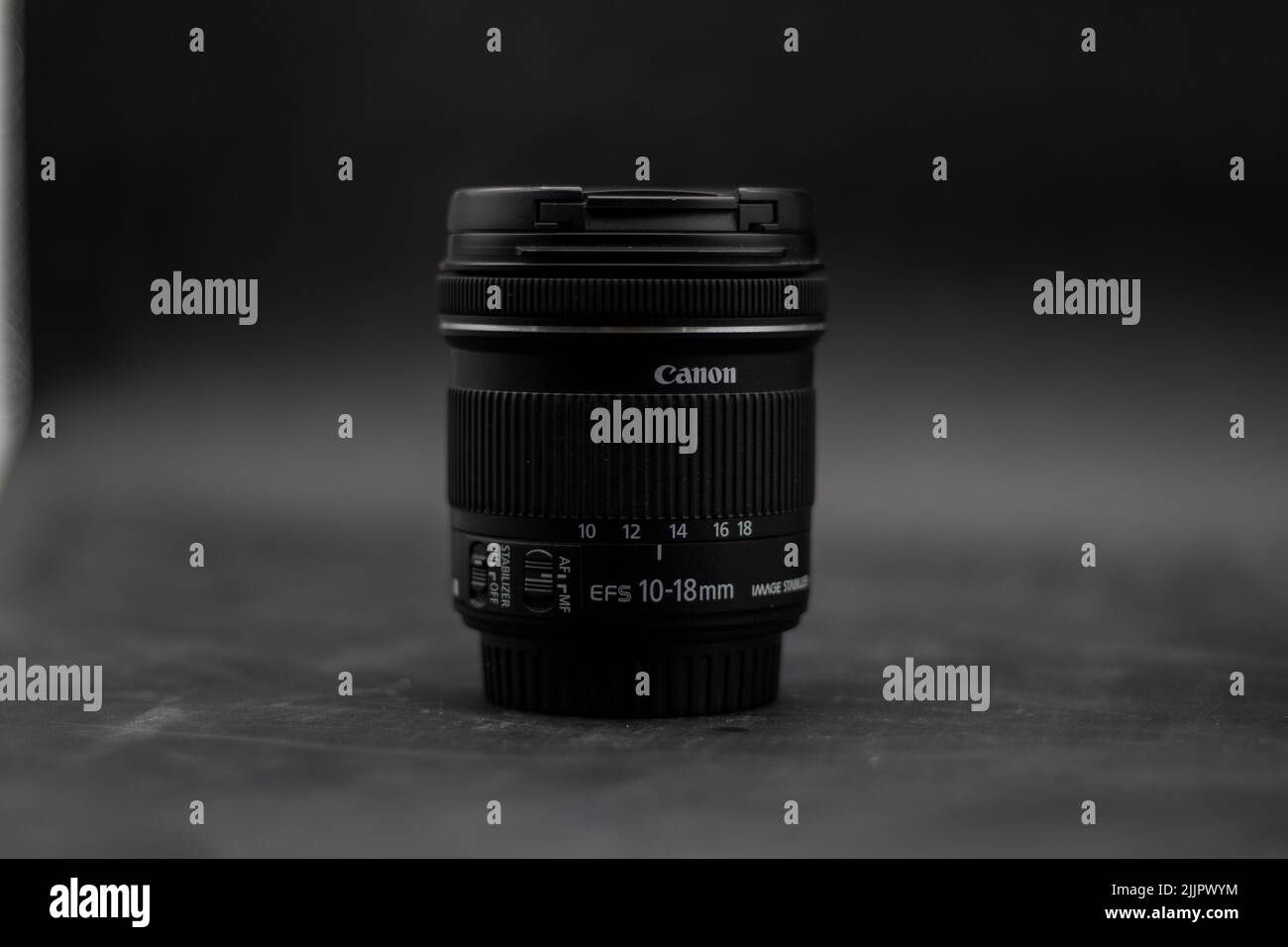 Ein Canon EF-S 10-18mm F4,5-5,6 IS STM Objektiv Stockfoto